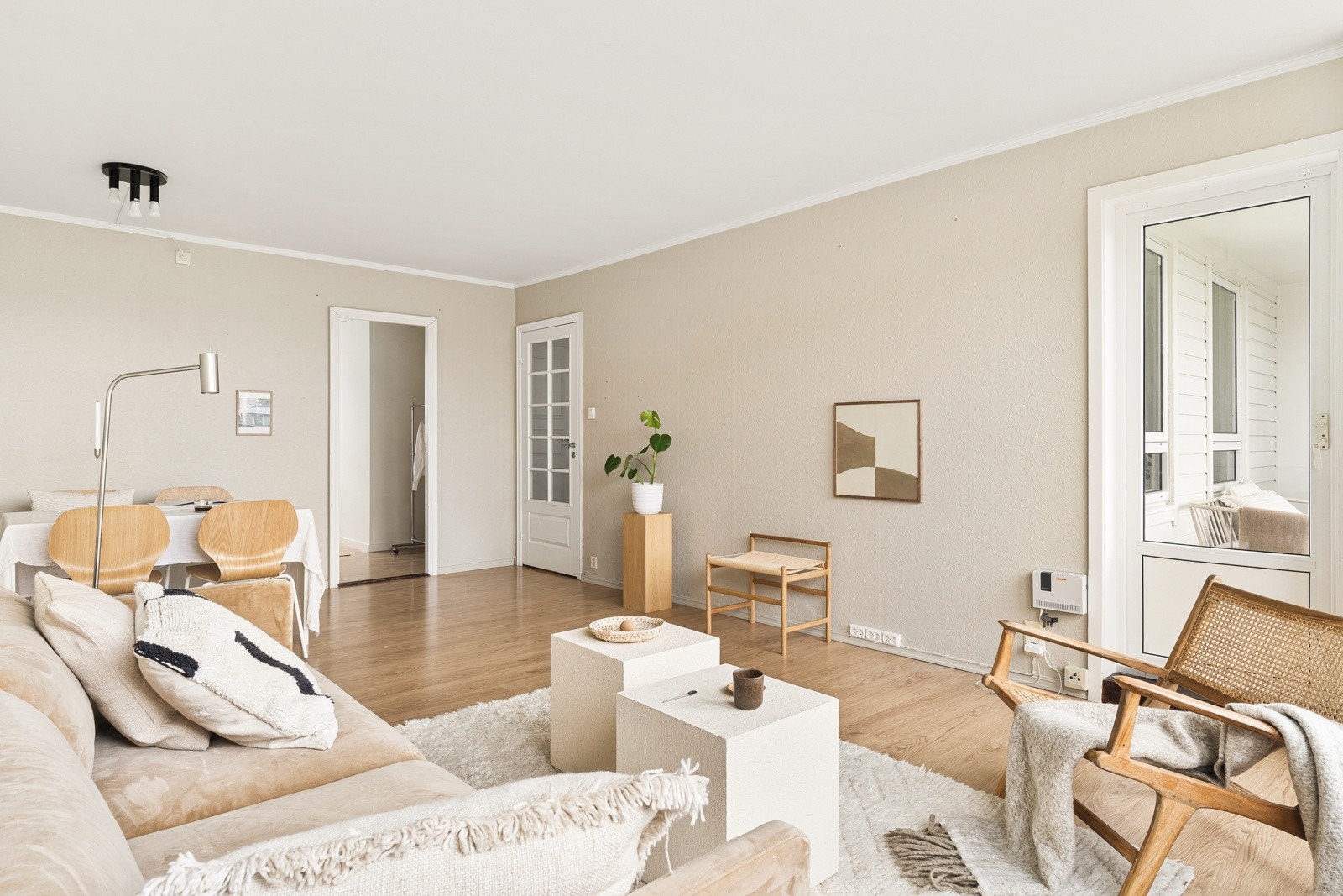Grunnet stuens størrelse er det rikelig med plass til spisebord. Galleribilde