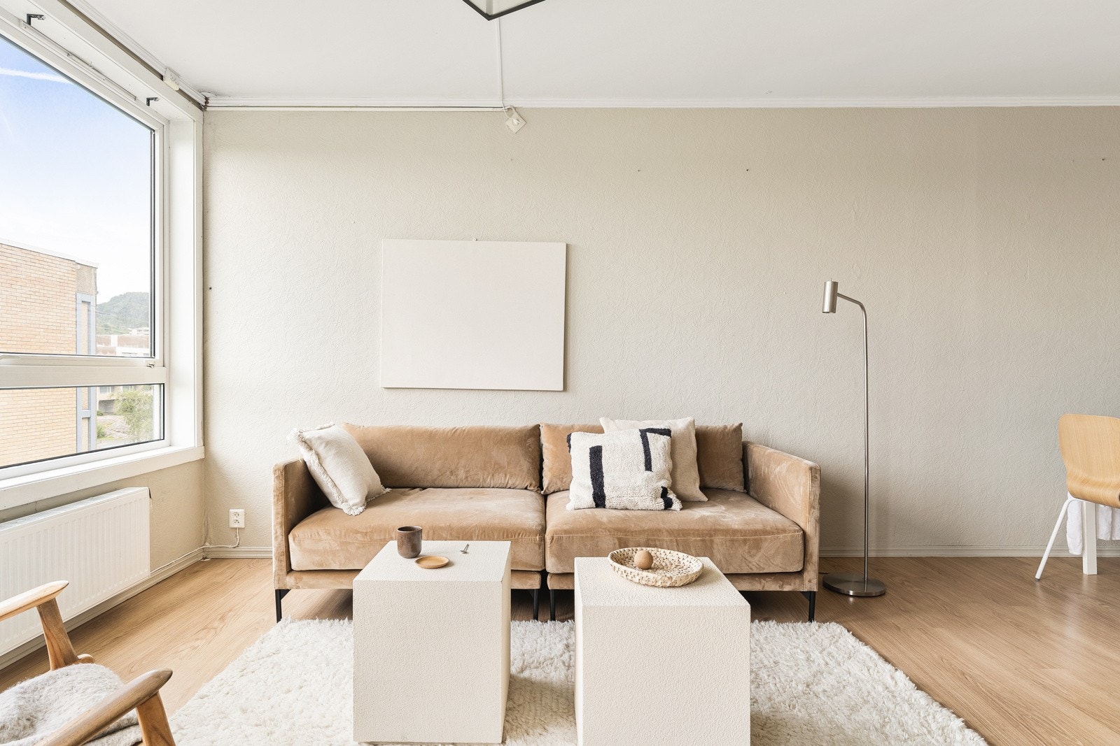 Nyere radiator i stuen som avgir godt med varme. Galleribilde