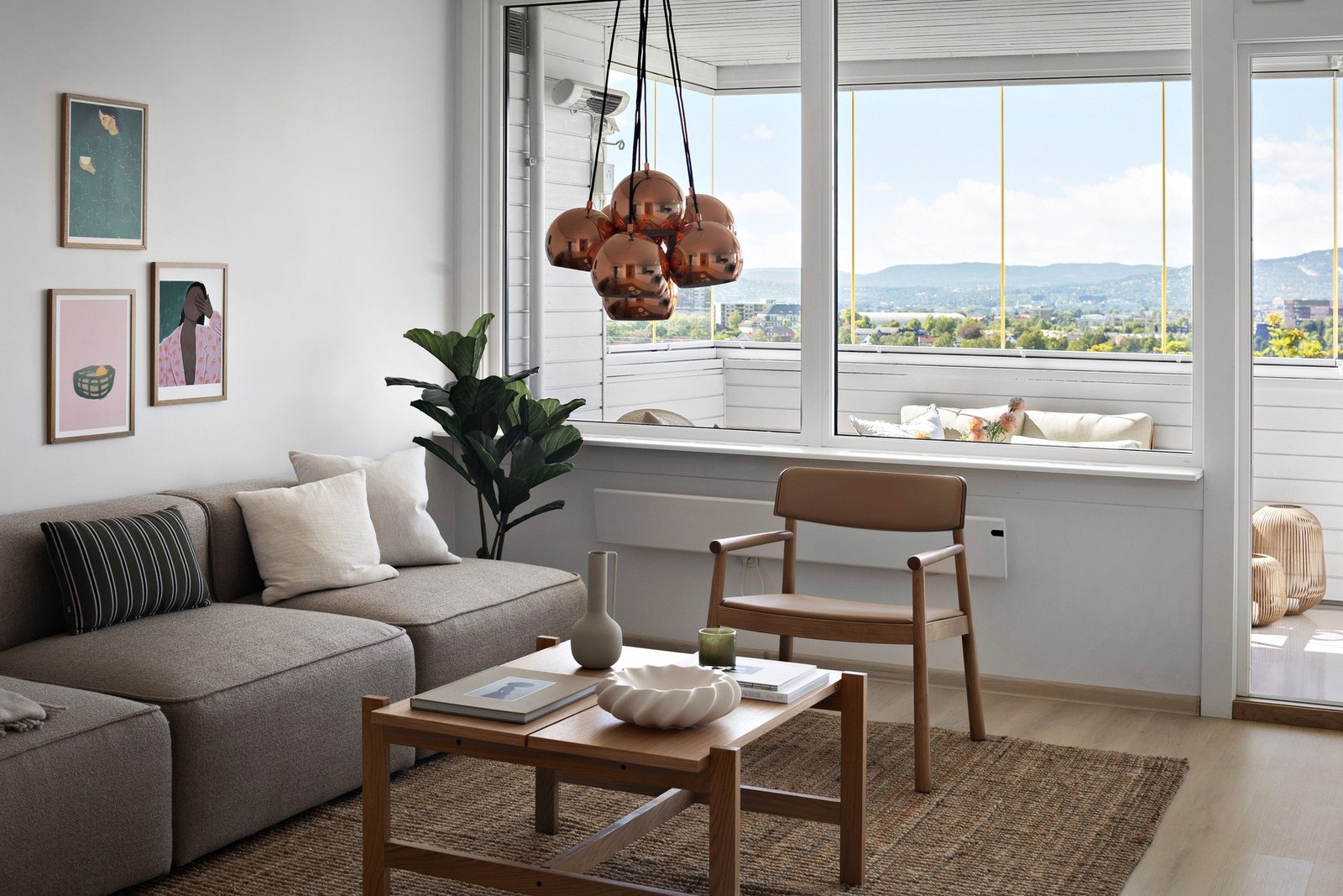 Innvendig gir de store vindusflatene godt med naturlig lysinnslipp. Galleribilde