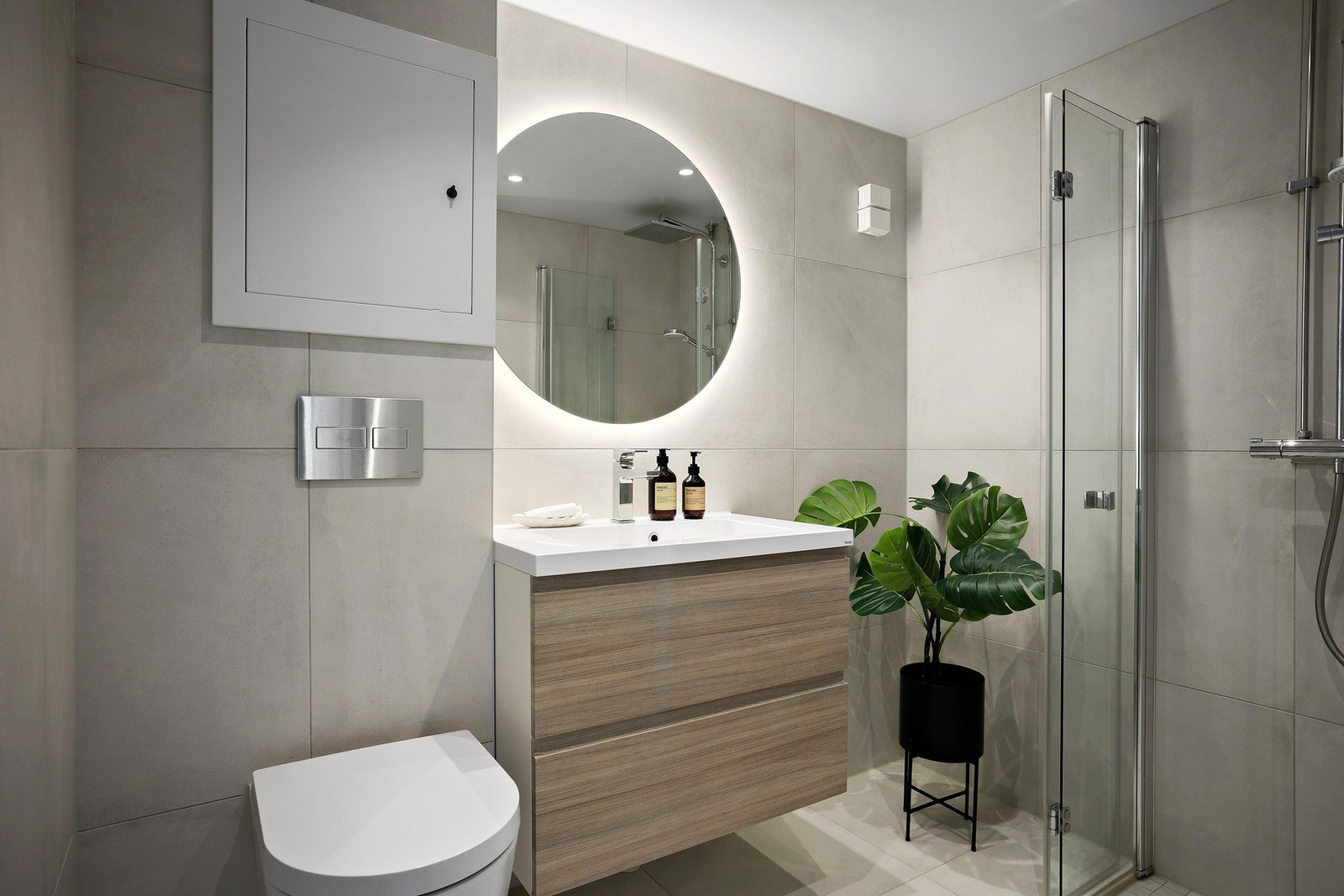 Delikat, flislagt baderom med varme i gulv og downlights i himling. Badet ble pusset opp i 2020 i regi av borettslaget. Galleribilde