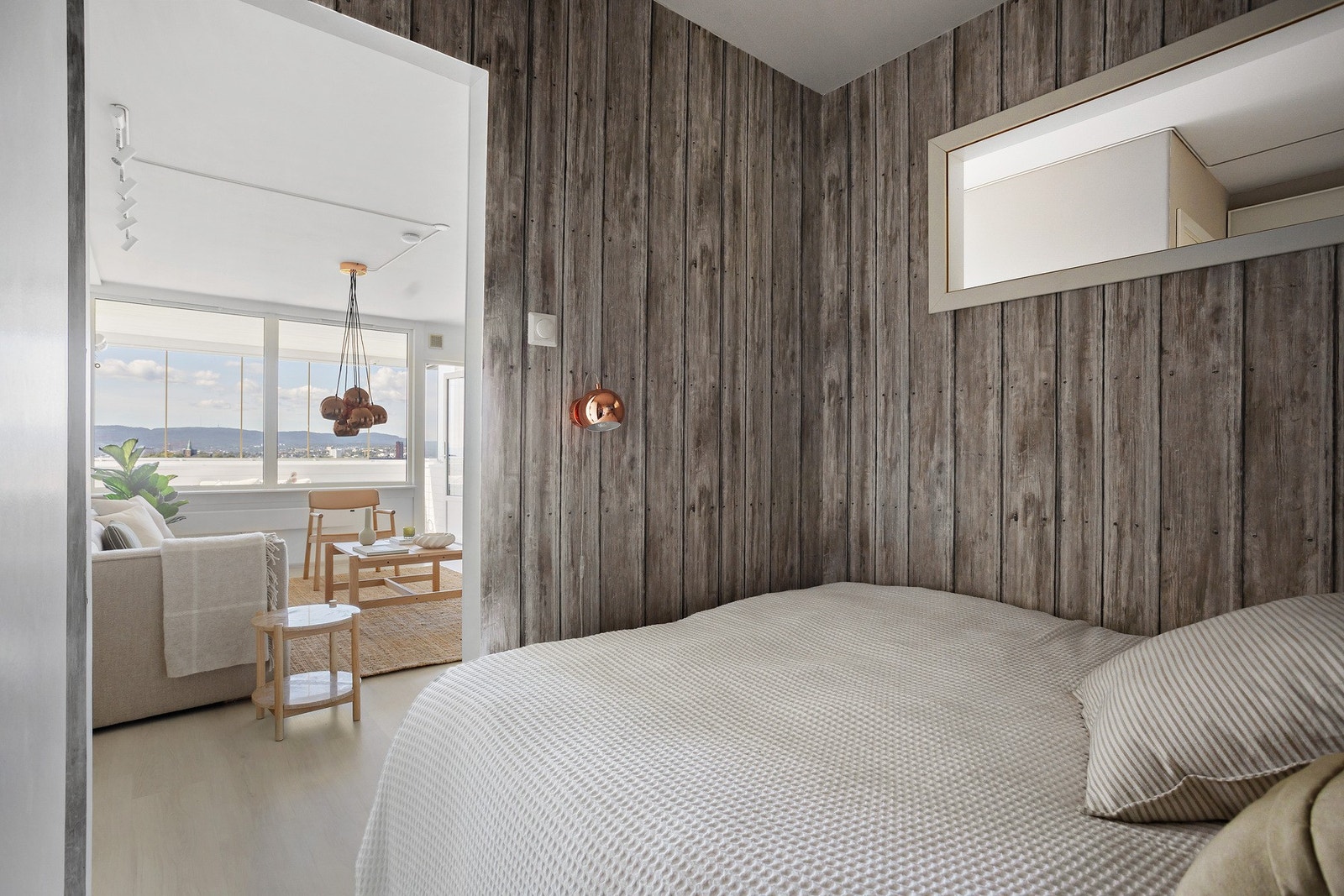 Vindu inn fra entré/stuen gjør at du får naturlig lys inn også her. Det er en praktisk og plassbesparende skyvedør til alkoven. Galleribilde