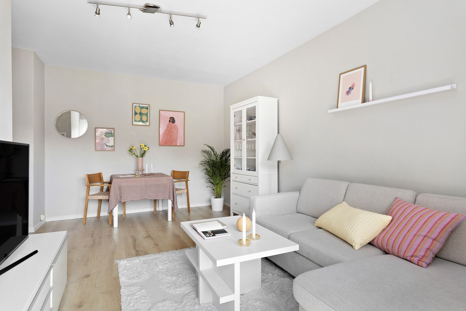 Stuen har god plass til både sofagruppe, medievegg og spisebord Galleribilde