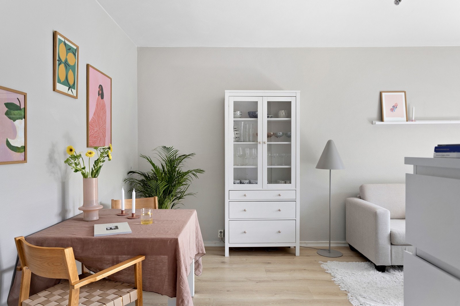 I stuen er det plass til et koselig spisebord, som skaper den perfekte rammen for hyggelige sammenkomster Galleribilde
