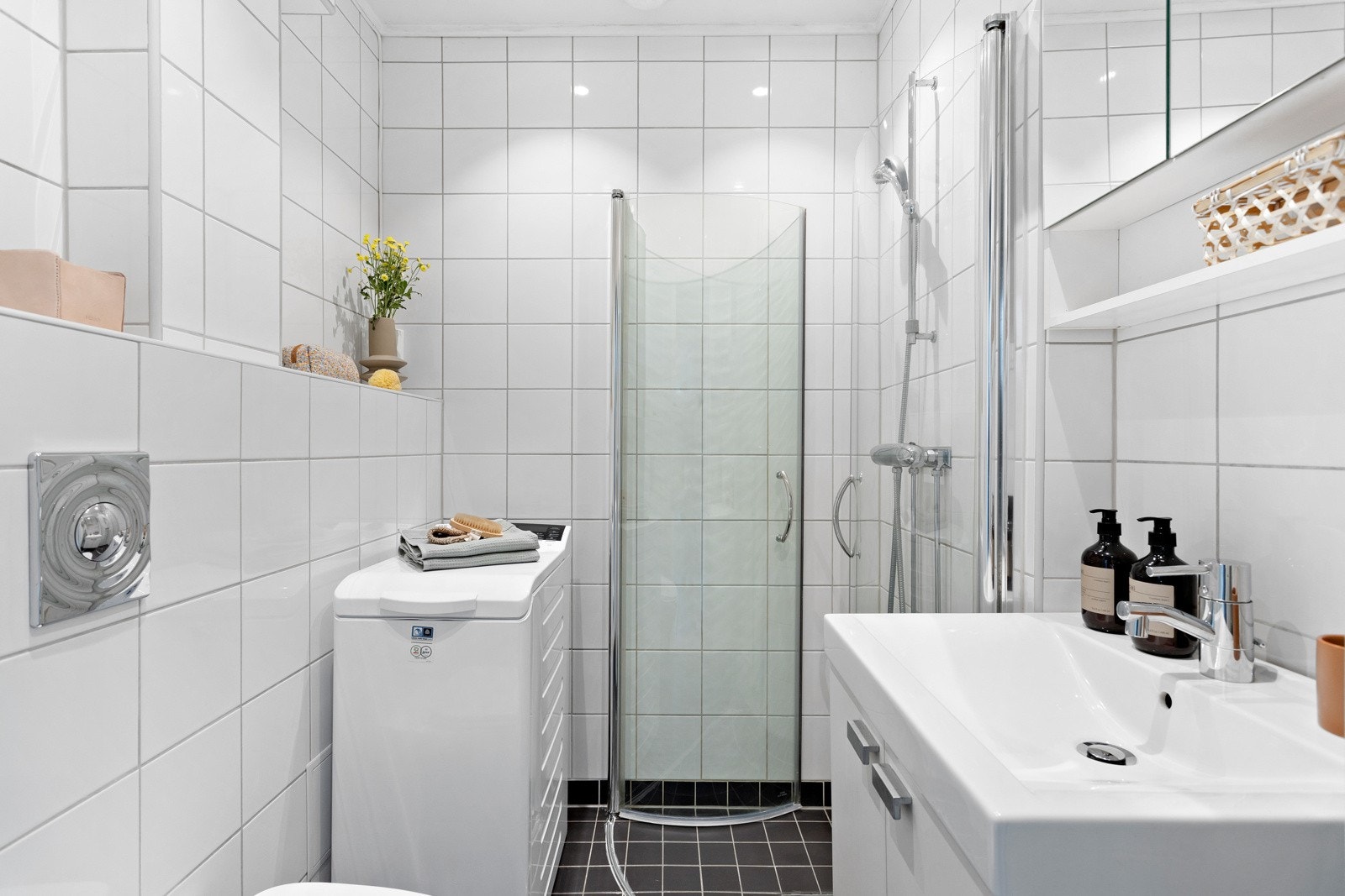 Flislagt baderom med himlingsflater i malt mdf-plater med downlights Galleribilde