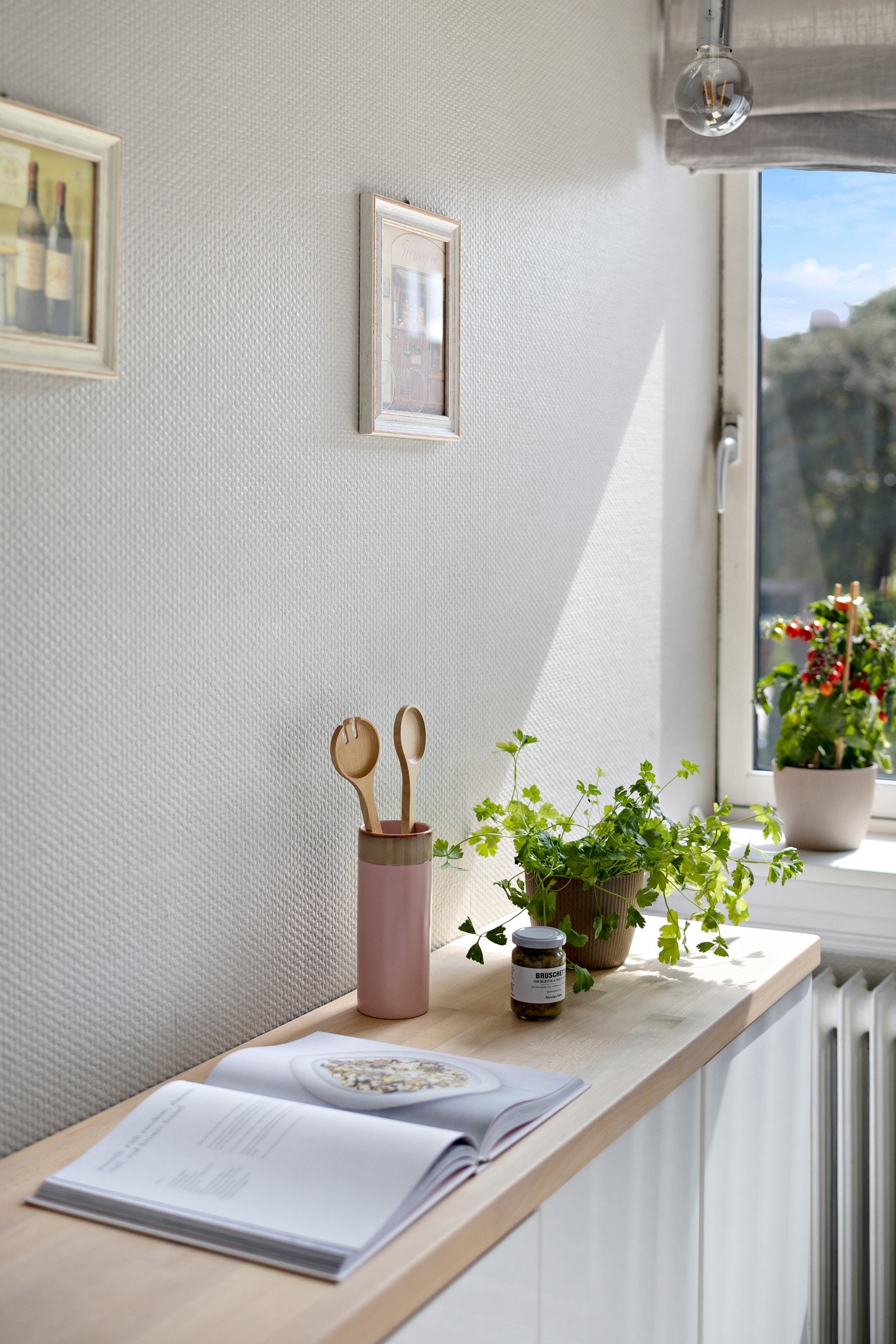 Med god benkeplass på kjøkkenet kan du pynte med grønne planter som matcher det herlige uteområdet! Galleribilde