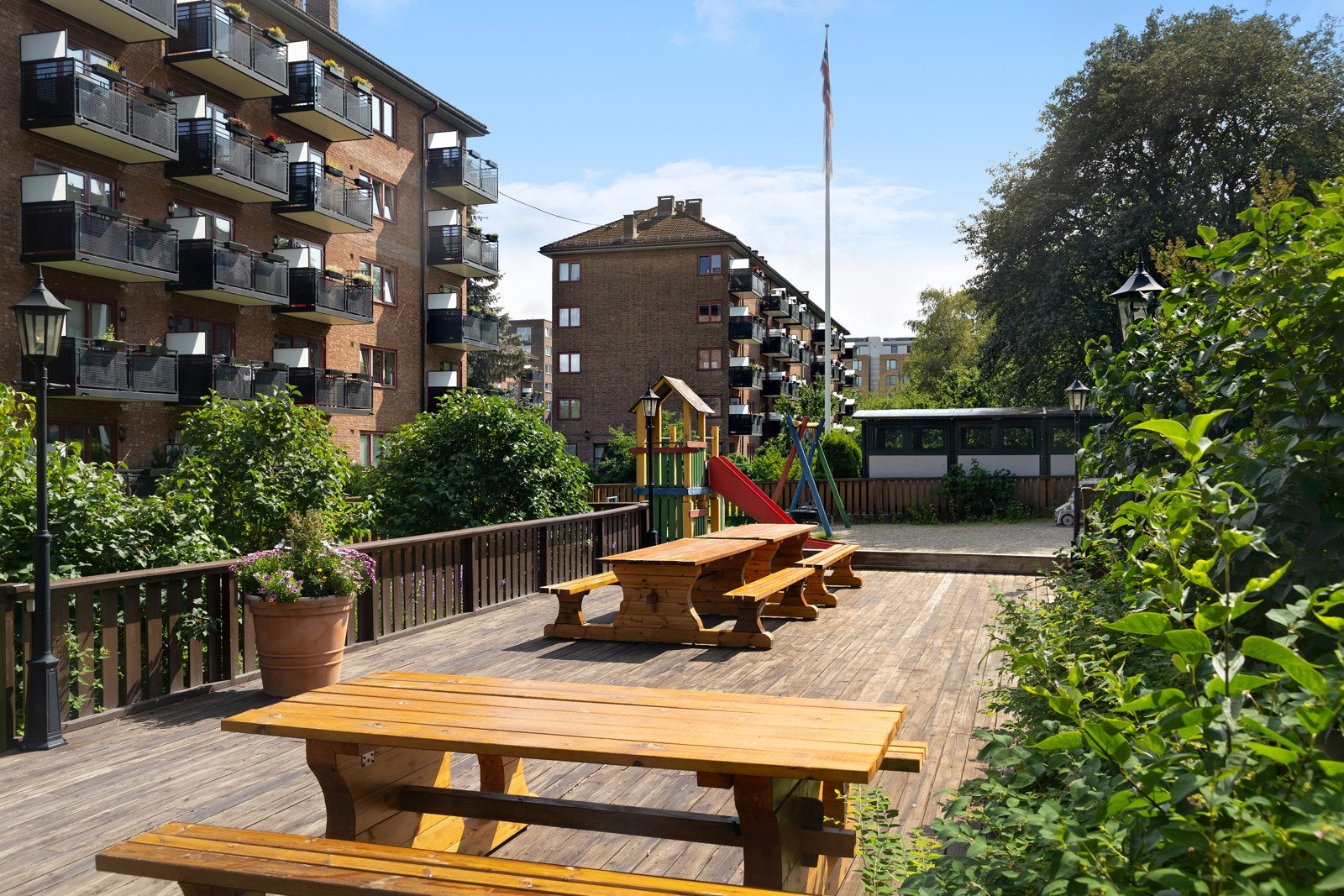 Borettslaget tilbyr flere flotte terrasser, innbydende grillplasser og trivelige uteområder, perfekte for å nyte solrike dager og hyggelige sammenkomster Galleribilde