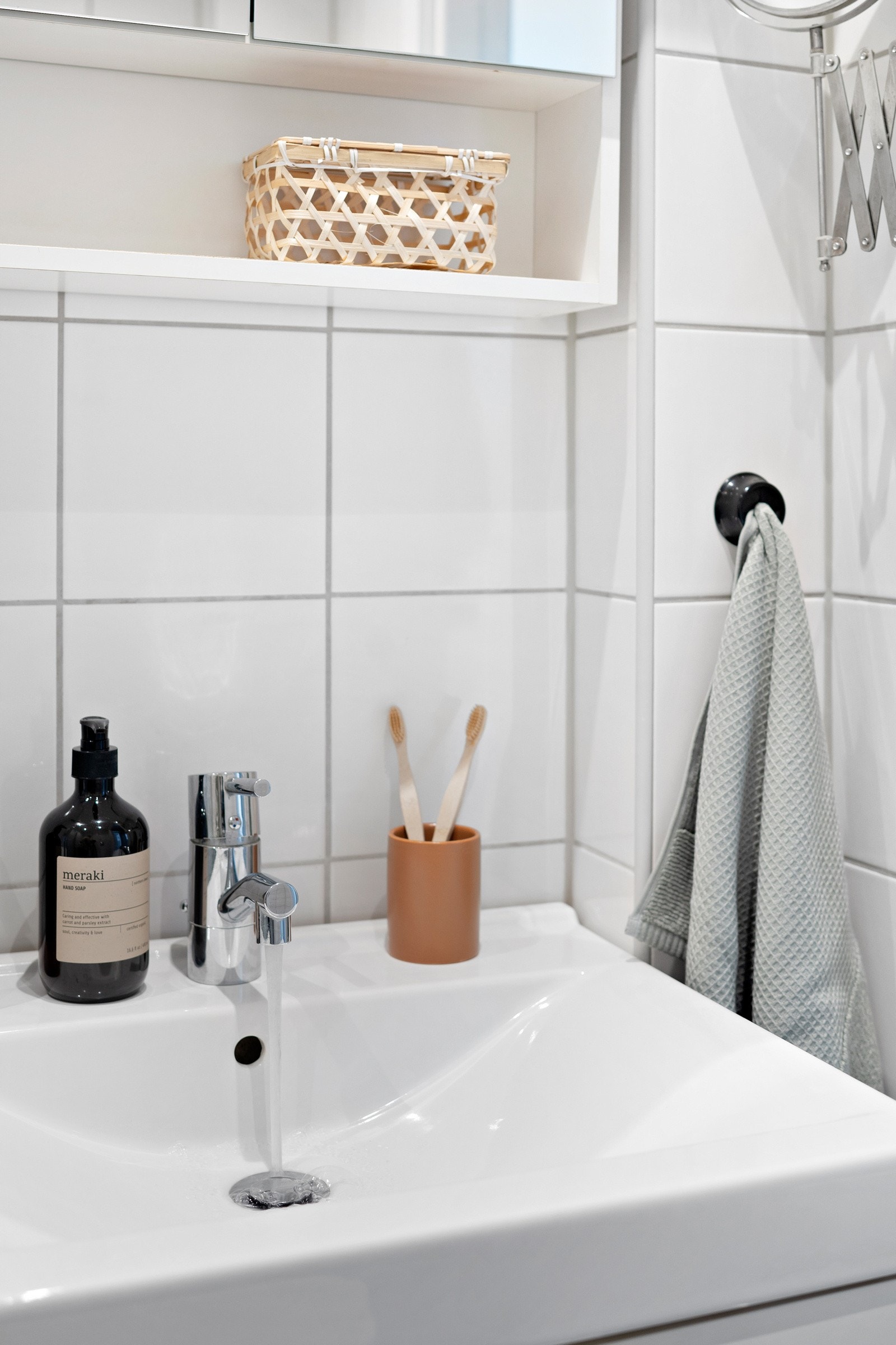 Badet er innredet med overskap med speildører, overlys på vegg over servant, vegghengttoalett og dusjsone. Det er også opplegg for vaskemaskin. Galleribilde