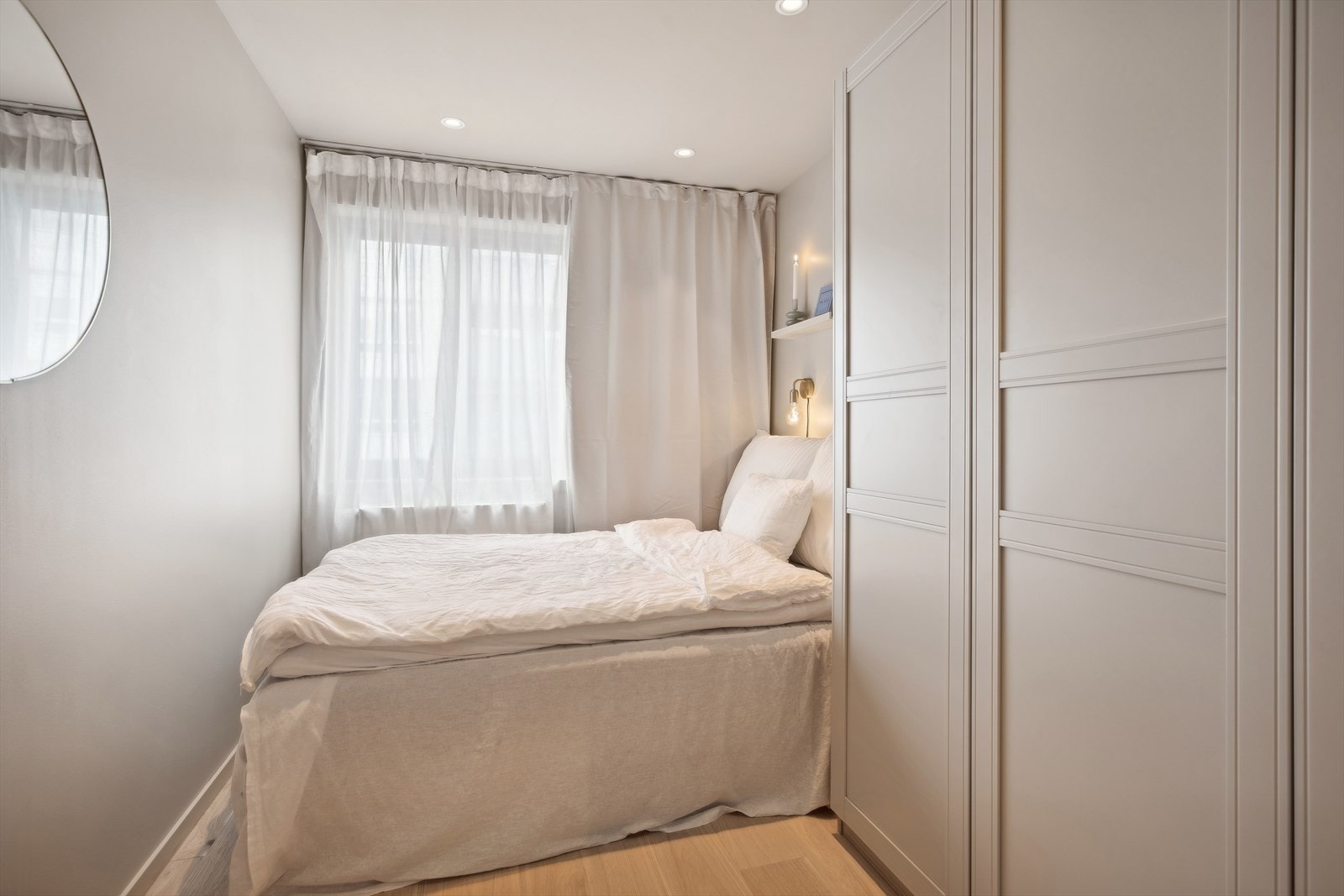 Soverom 2 er mindre og passer utmerket som barne/gjestrom. Her er det også lagt en-stavs parkett med varmefolie samt montert downlights i himling. Galleribilde