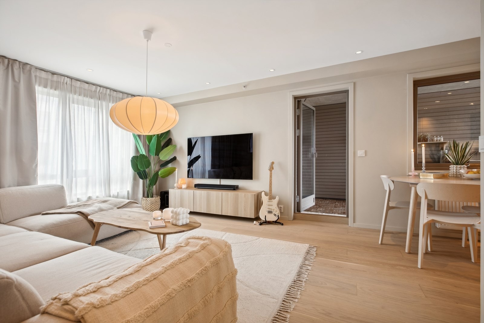 Innbydende stue med god plass til sofagruppe og spisebord. Galleribilde