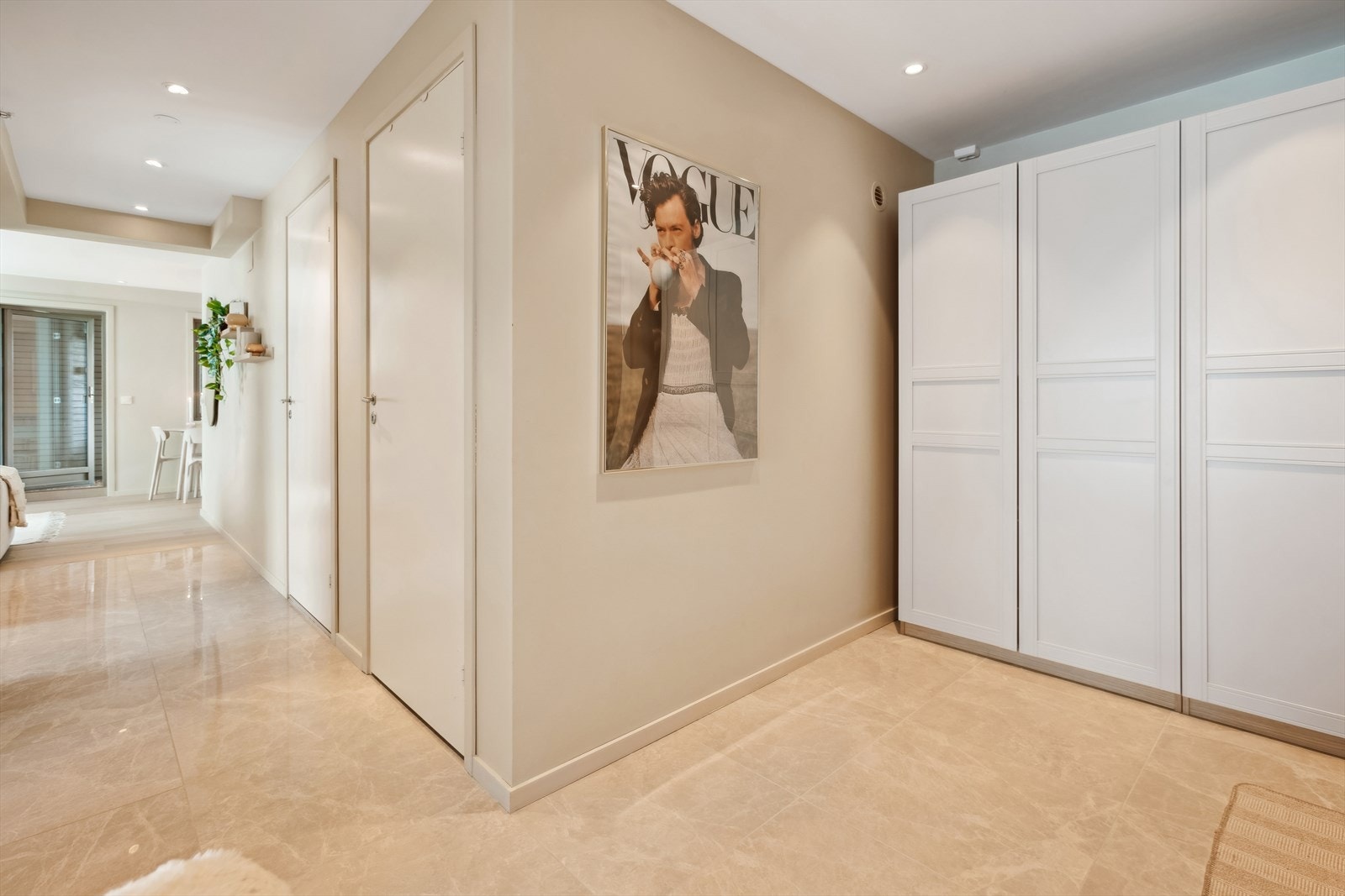 Det første som møter deg når du kommer inn er en lys og romslig entré/ gang med god plass til sko og yttertøy. Her er det lagt varmematte i gulvet, samt lagt downlights i himling. Galleribilde