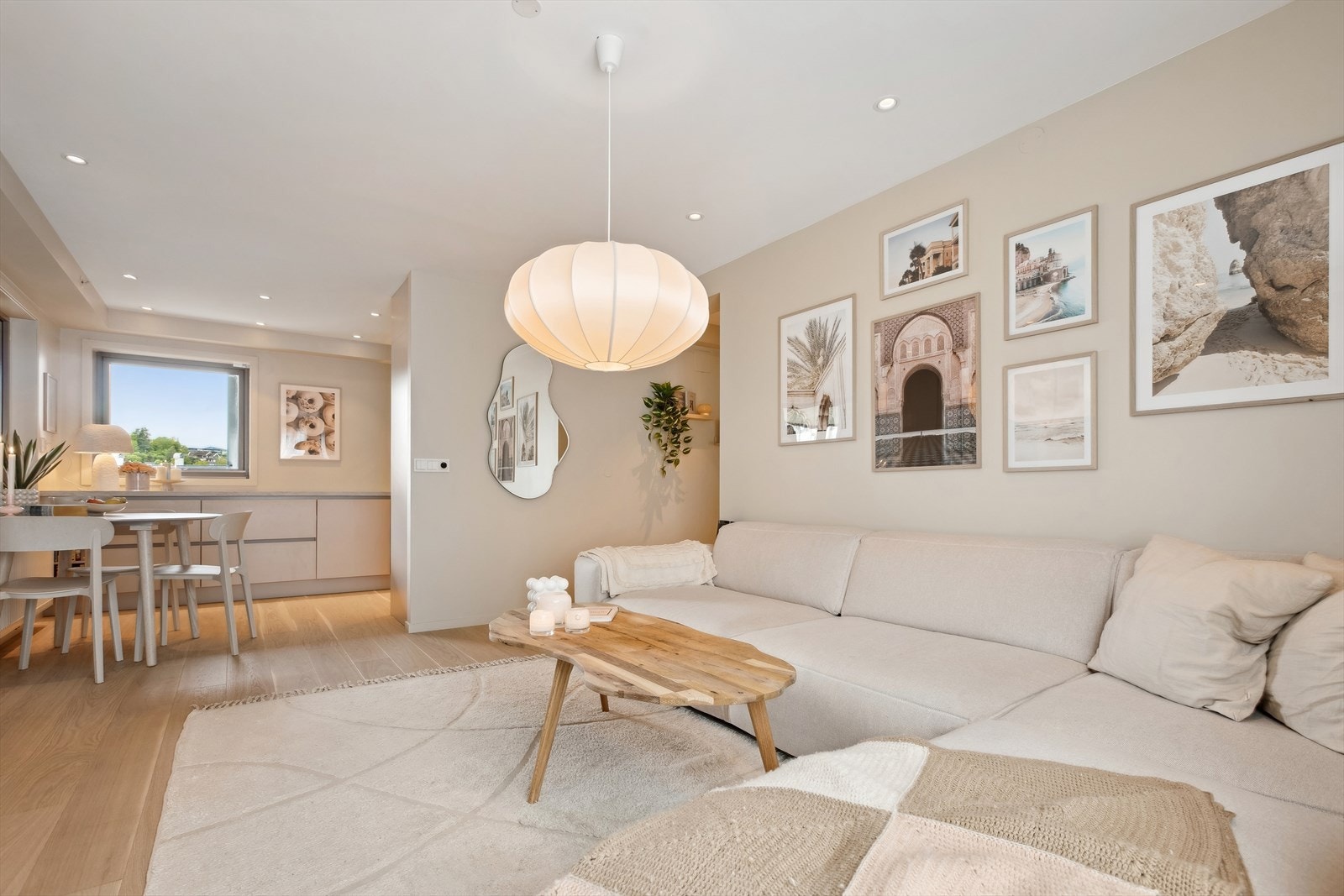 I stuen og på kjøkkenet er det lagt en-stavs parkett med varmefolie på gulvet og satt inn downlights i himlingen. Galleribilde