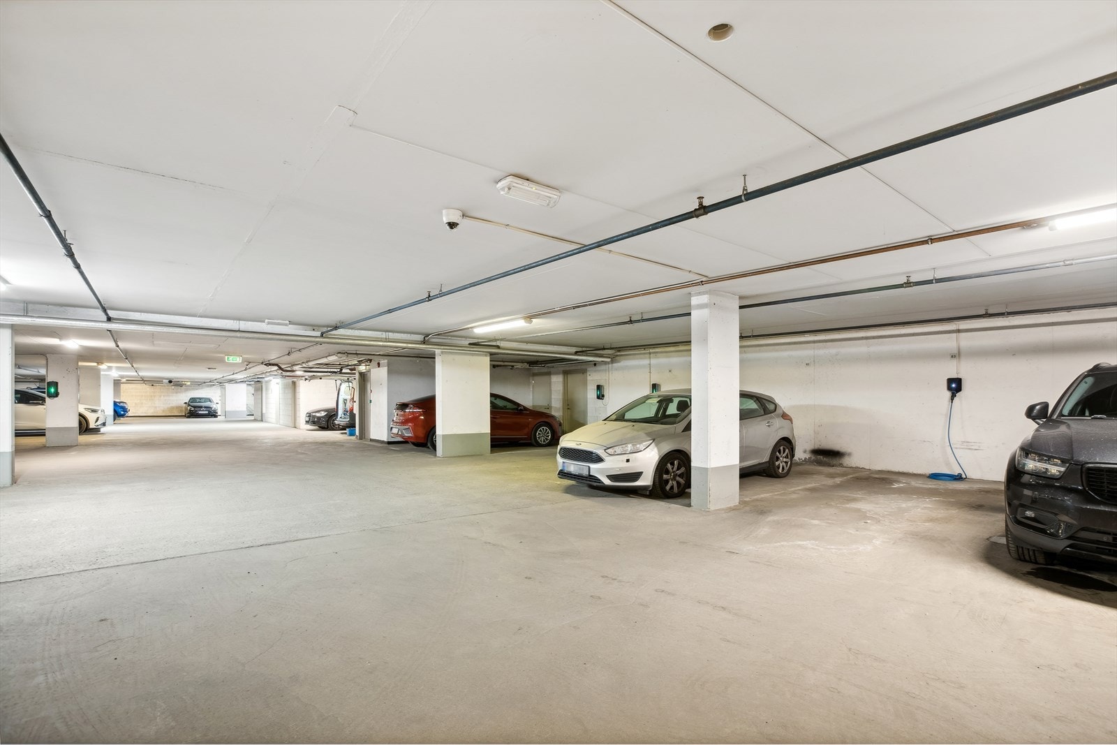 Leiligheten disponerer en garasjeplass i felles garasjeanlegg med elbillader. Galleribilde