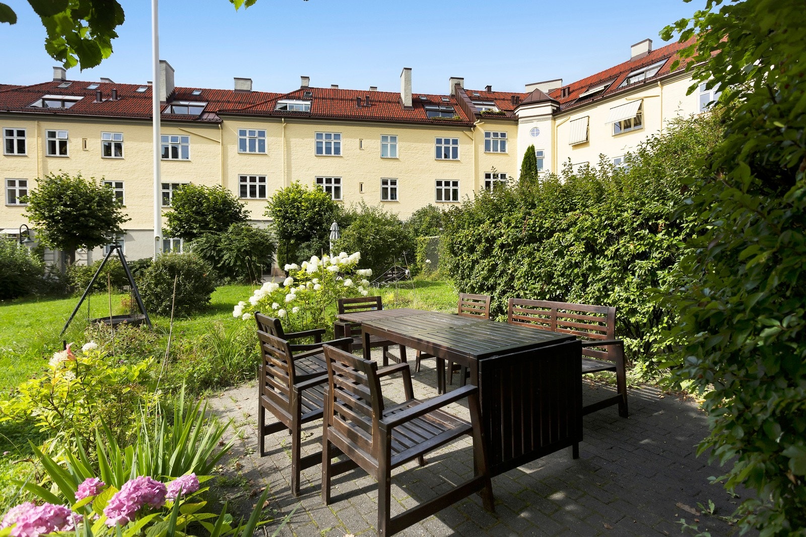 Det pene gårdsrommet er opparbeidet med grøntarealer og sittegrupper. Galleribilde