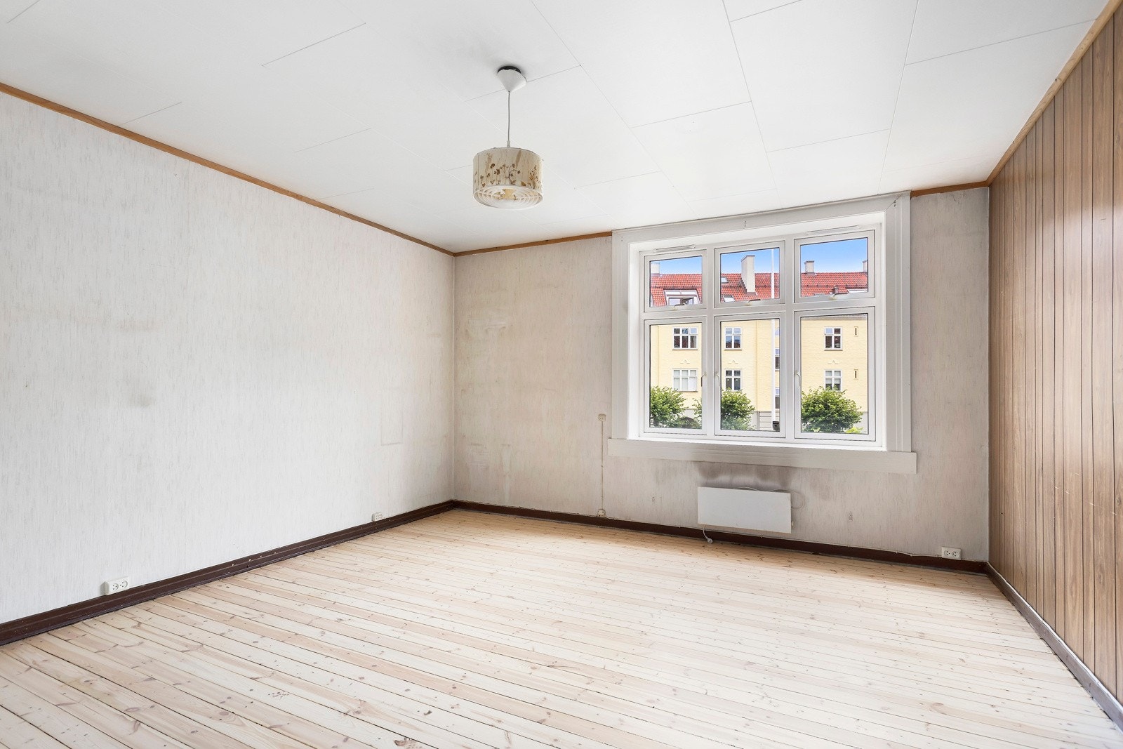 Fra stuen er det fint utsyn mot bebyggelsen. Galleribilde