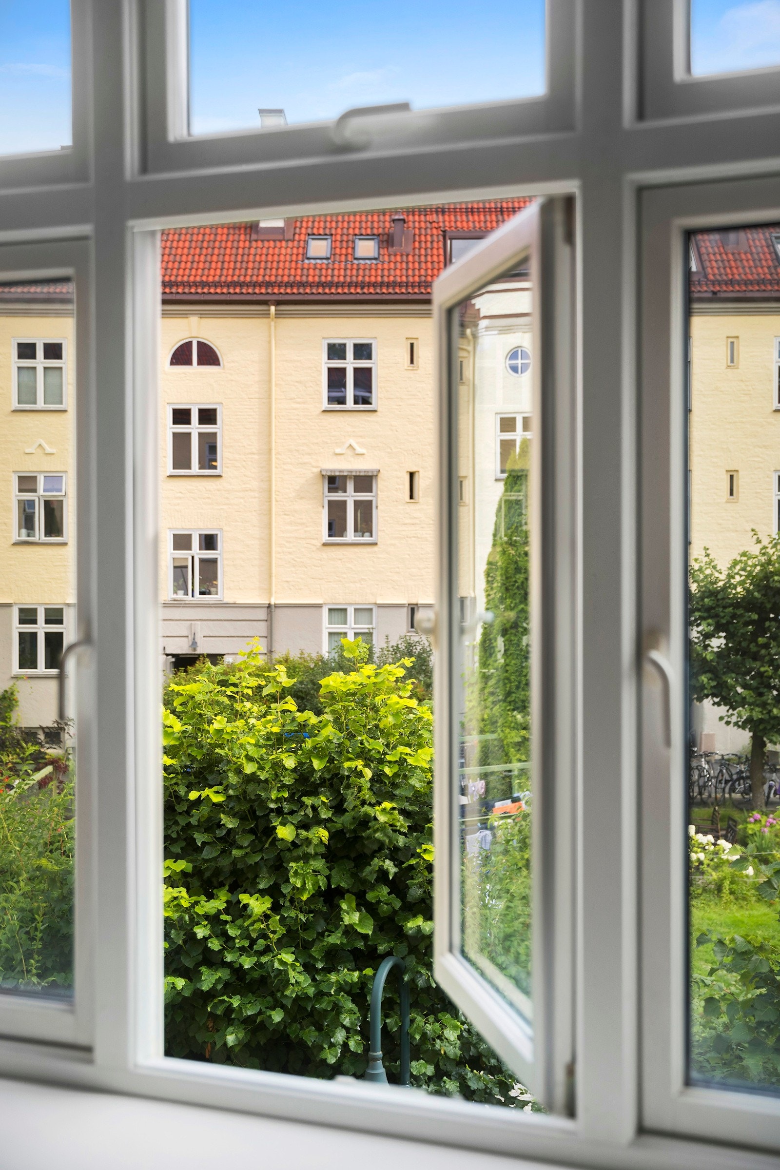 Leiligheten har vindu mot det pent opparbeidete gårdsrommet. Galleribilde