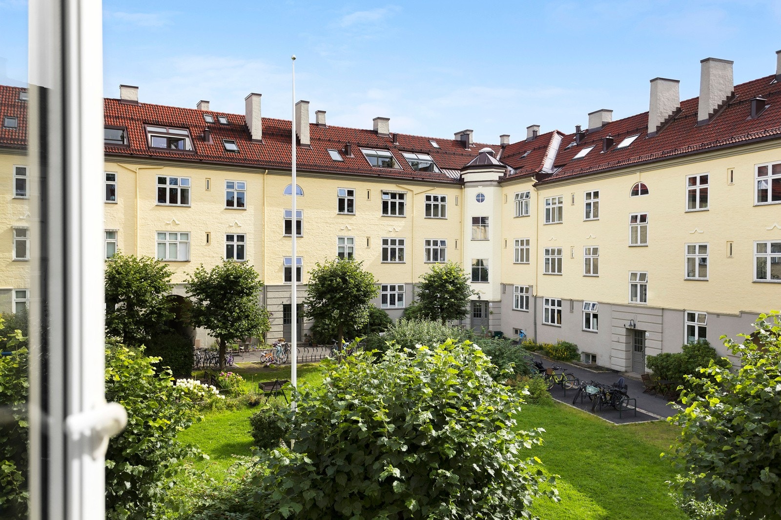 Borettslaget har et nydelig gårdsrom. Galleribilde