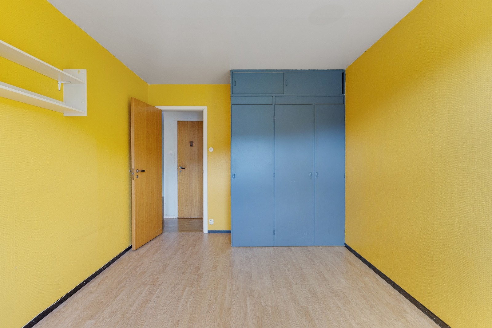 Plassbygd garderobeskap Galleribilde