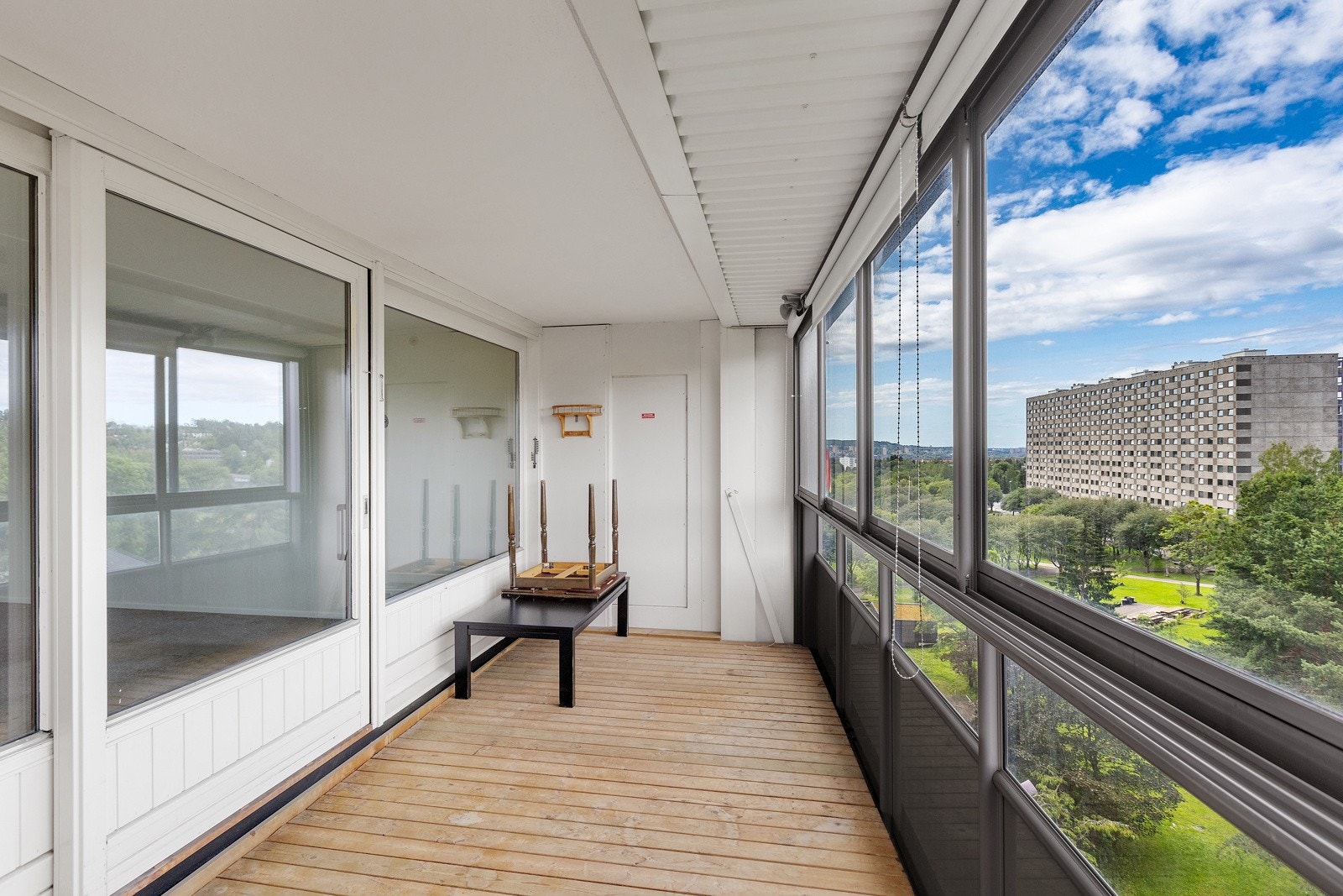 Fra stuen er det utgang til innglasset balkong på hele 12 kvm Galleribilde