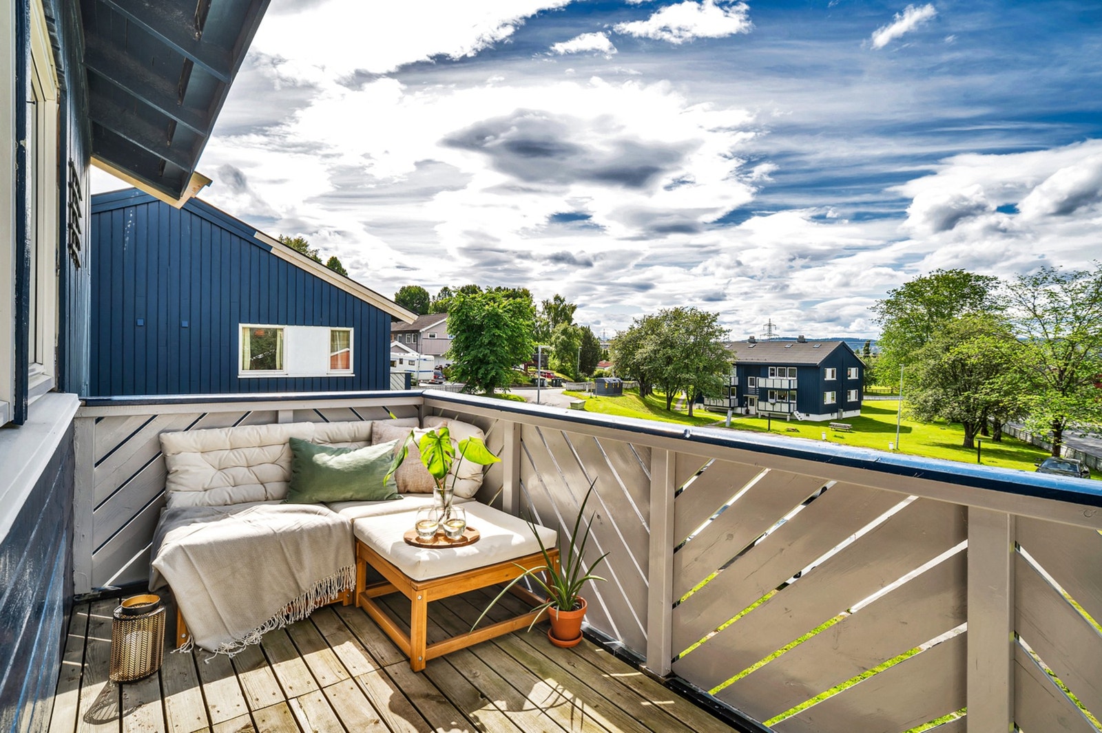Balkongen er vestvendt som gir fantastiske solforhold. Galleribilde