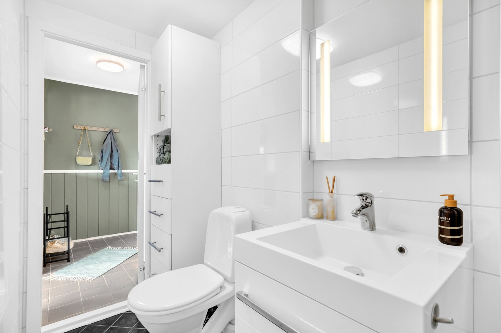 Badet er utstyrt med dusjkabinett og gulvmontert toalett. Galleribilde