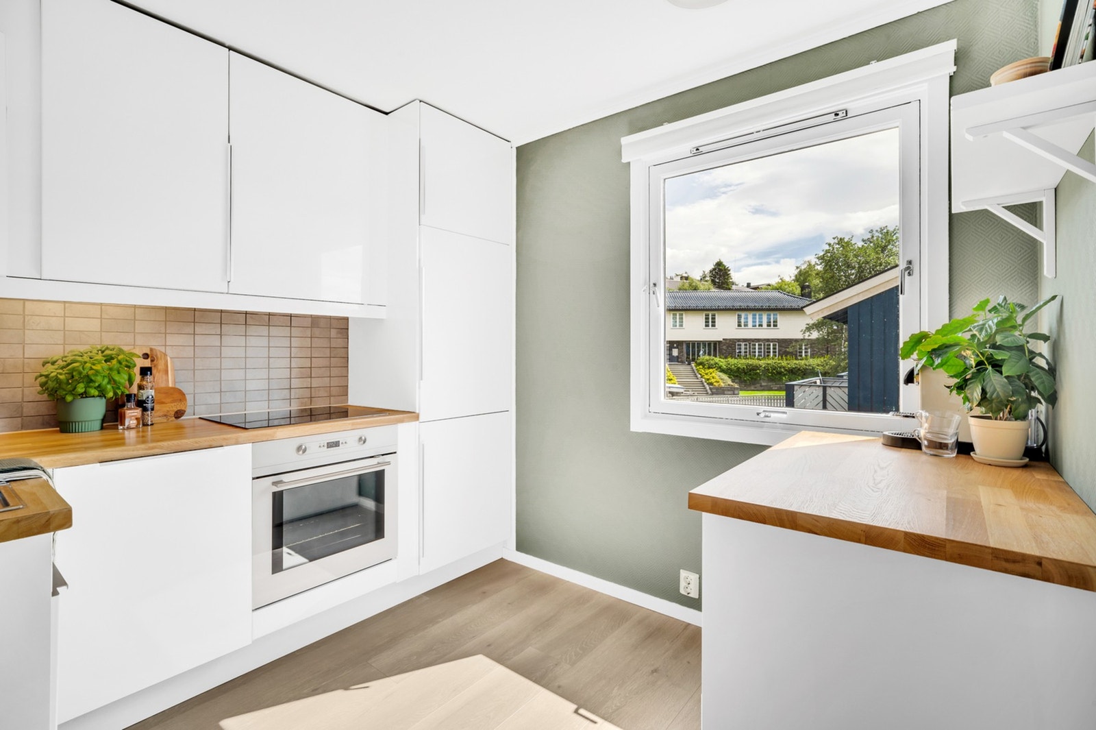 Pent og lyst kjøkken på 6,2 m² Galleribilde