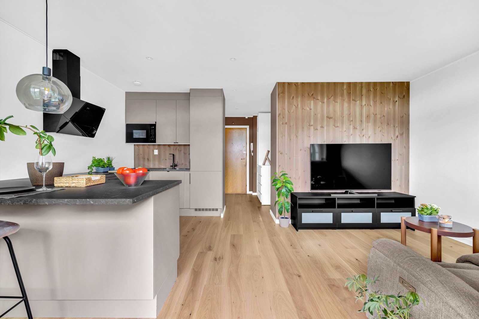Stuen har en praktisk planløsning og har god plass til sofa- og tvløsning. Galleribilde