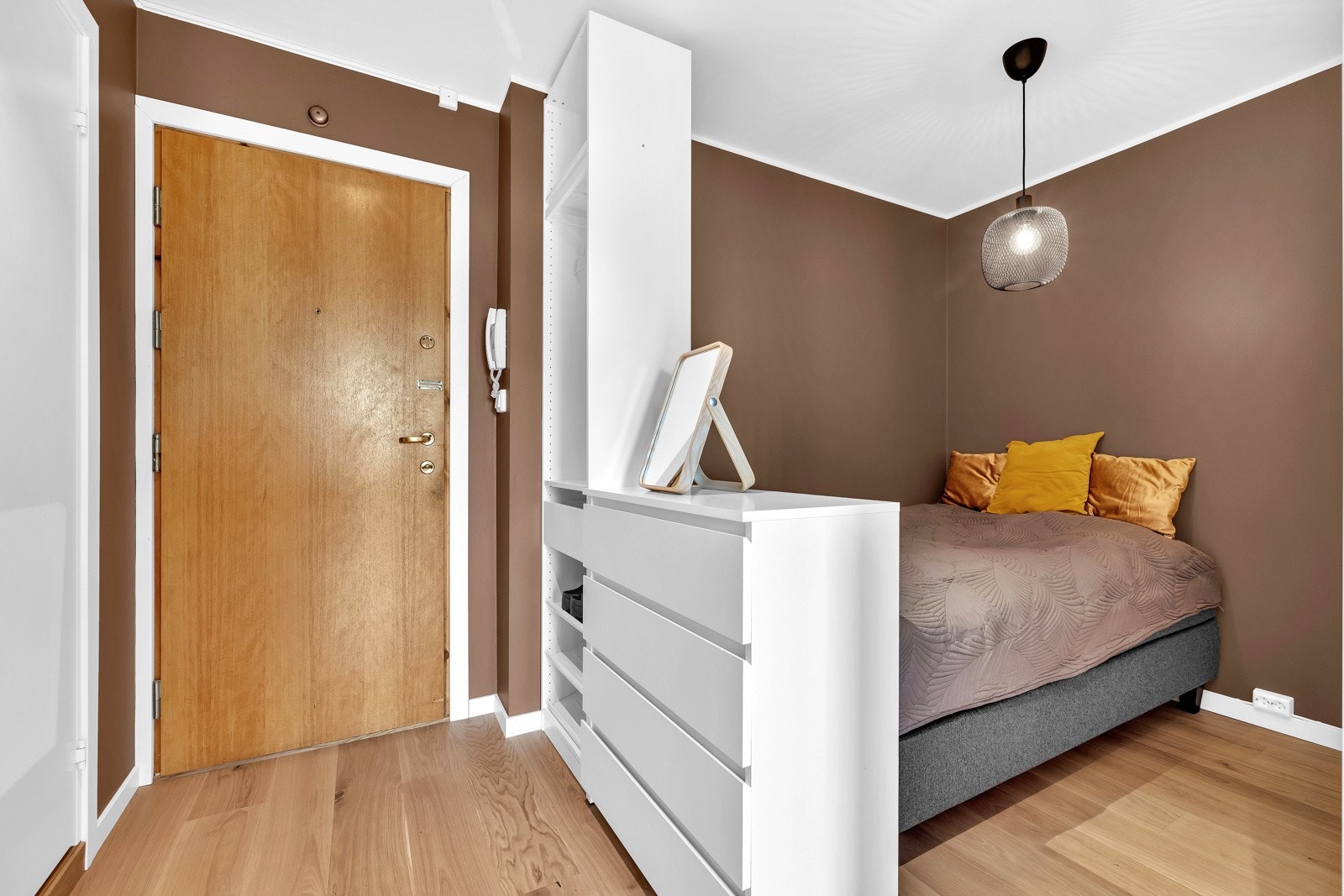 Boligens sovealkove er romslig med god plass til seng og garderobe. Galleribilde
