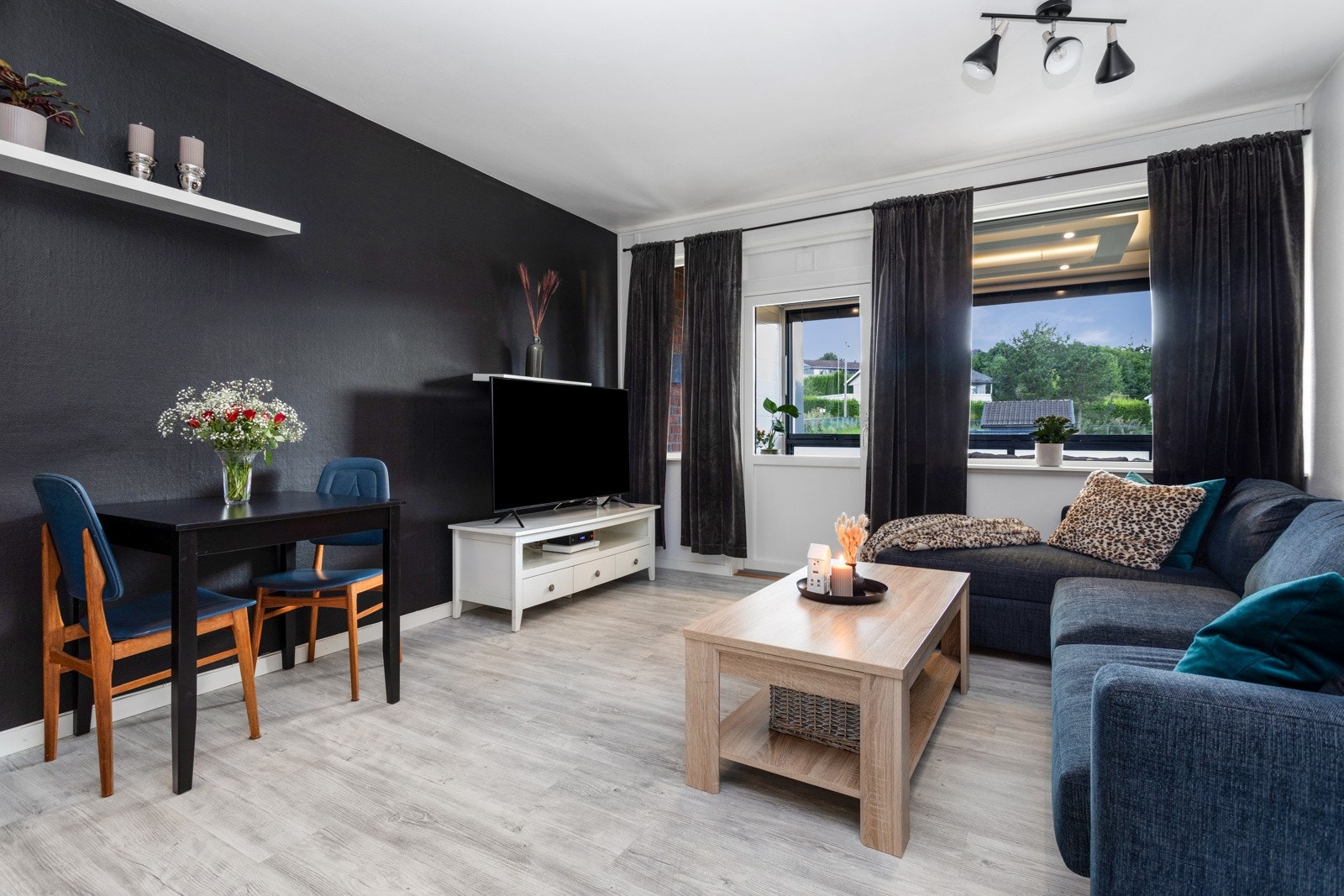 Trivelig innredet stue med plass for sofagruppe og et lite spisebord Galleribilde