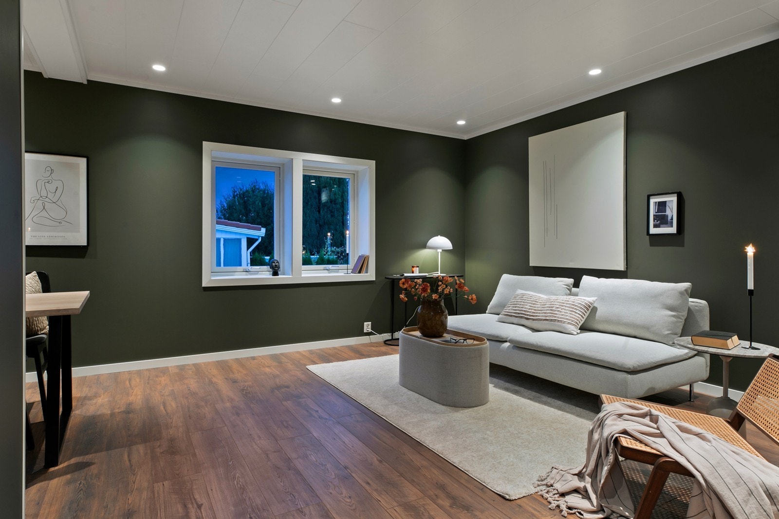 Pen laminat som er lagt ny i trappegang, kjøkken og stue i 2023. Galleribilde