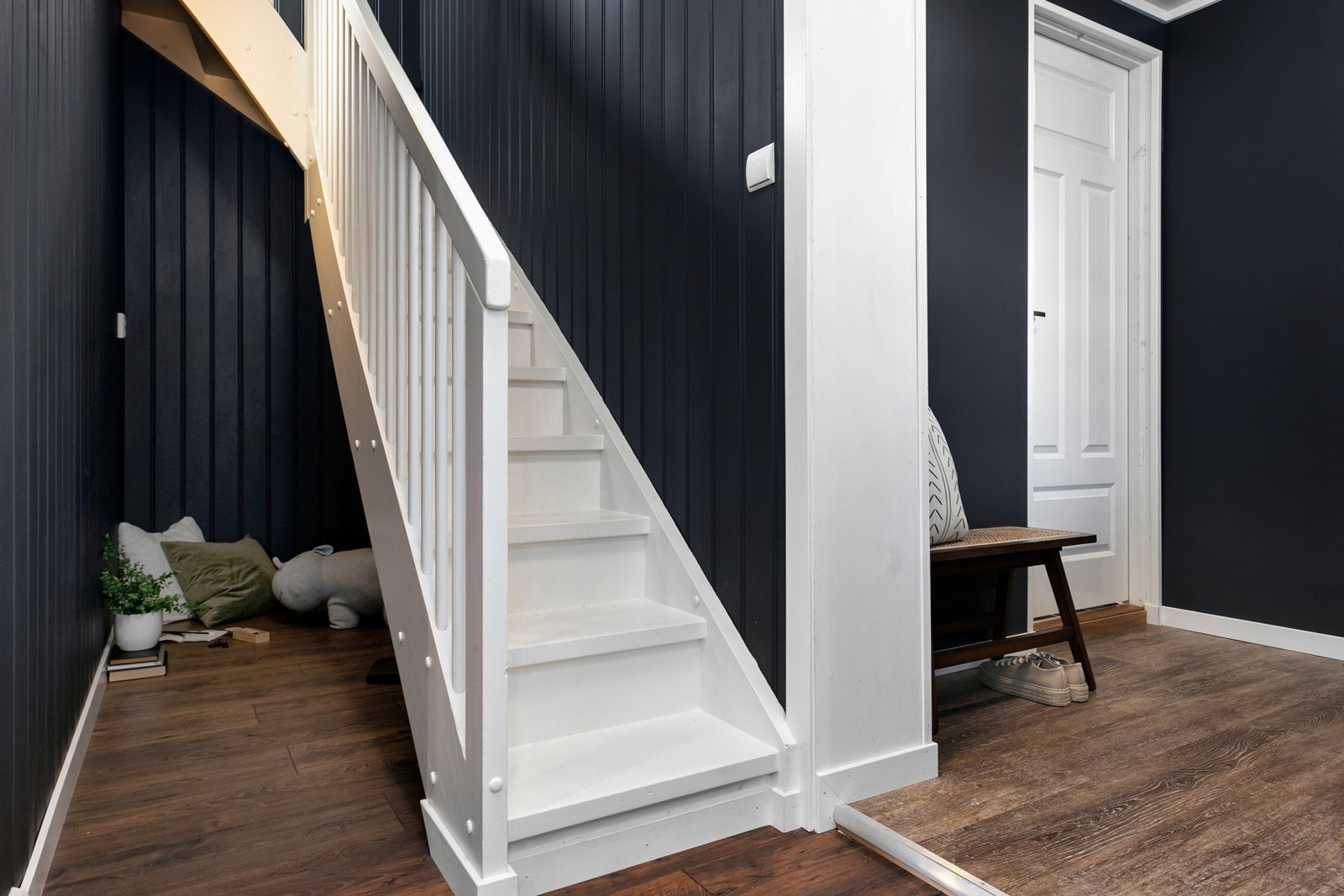 Plass under trappeløpet for noe innredning etter behov. Galleribilde
