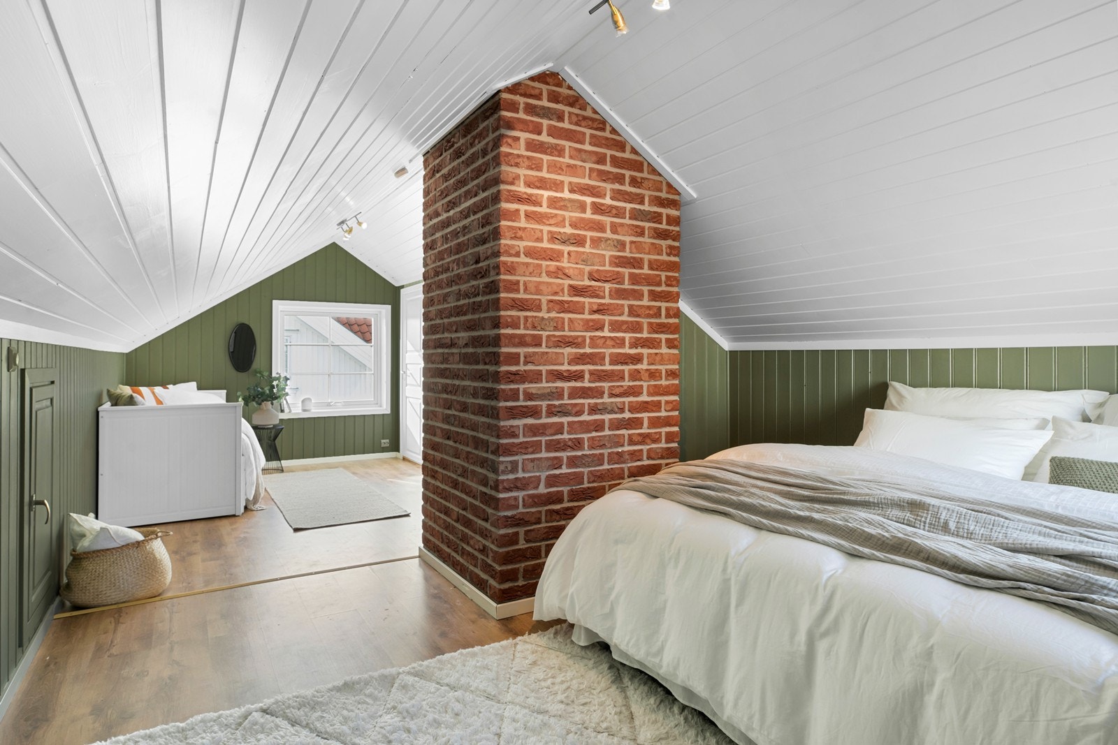 Sjarm med teglsteinspipe. Galleribilde