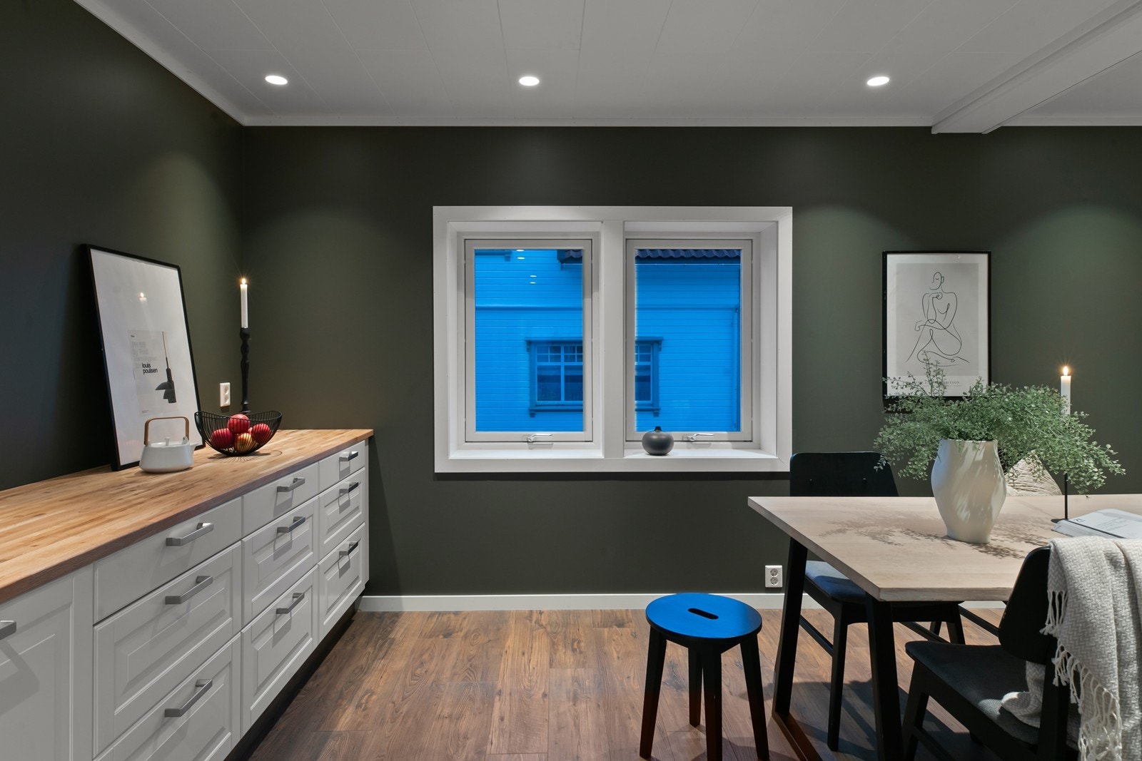 Behagelig og lun veggfarge i kjøkken. Galleribilde