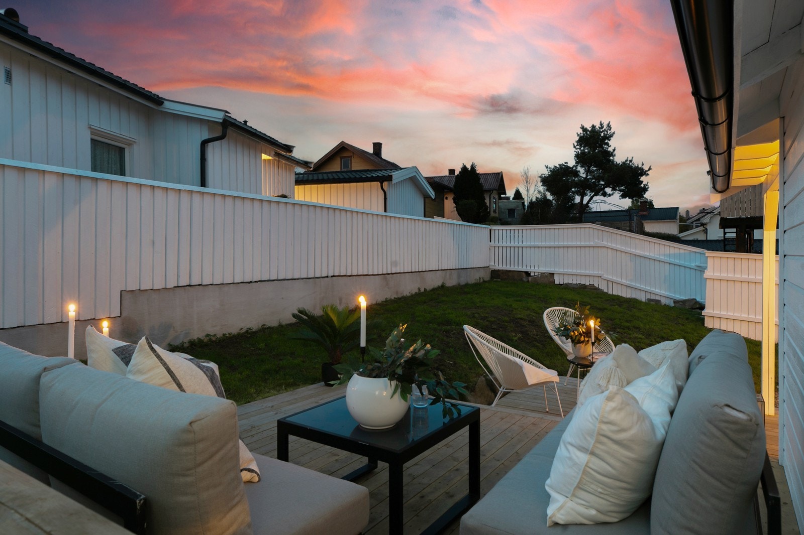 Koselig uteplass mot vest med adkomst fra hage og entré. Galleribilde