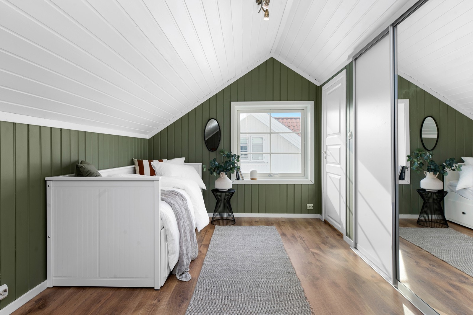 Her er det også stort integrert garderobeskap. Galleribilde