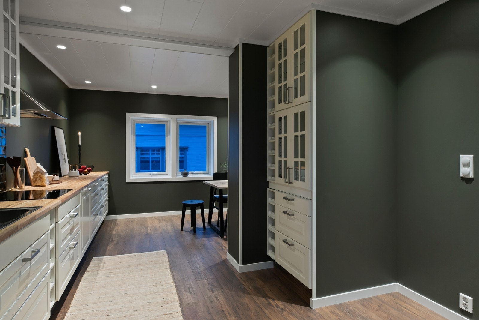 Godt med skapplass og benkeplater i tre. Galleribilde