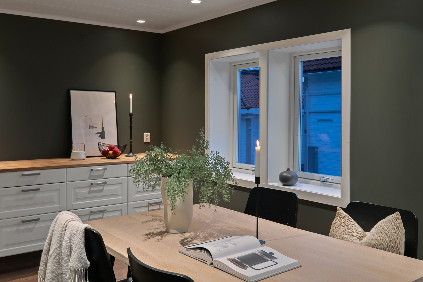 Fin detalj med store brede vinduskarmer. Galleribilde