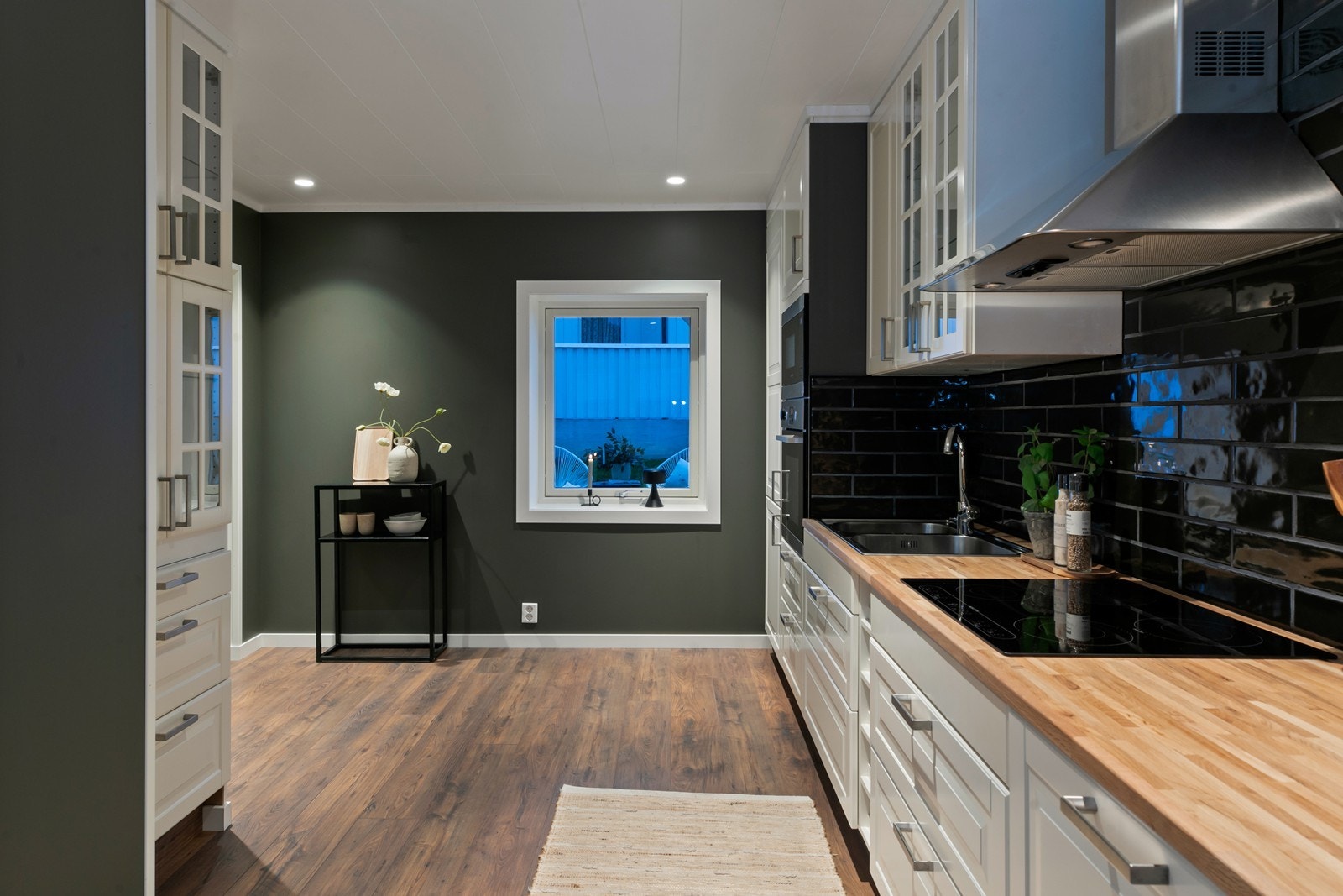 Kjøkken med integrert mikrobølgeovn, stekeovn, oppvaskmaskin og kjøleskap med fryser. Galleribilde