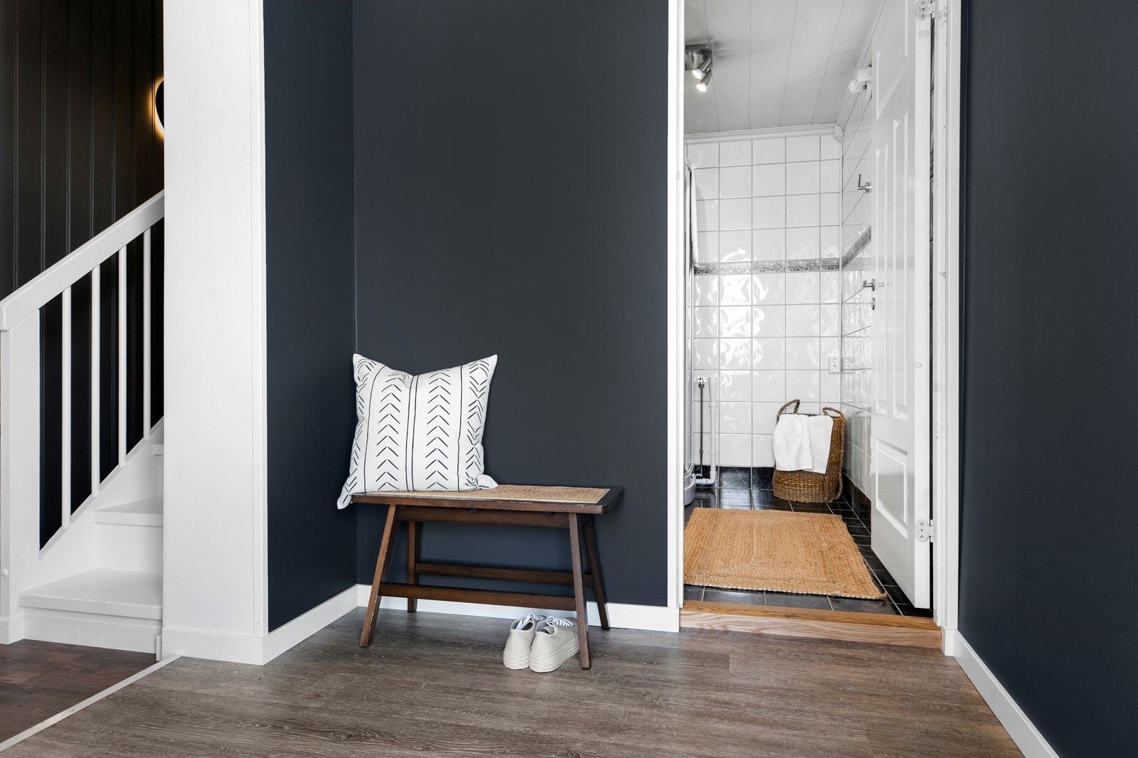 Adkomst til badet fra gangen i 1. etasje. Galleribilde