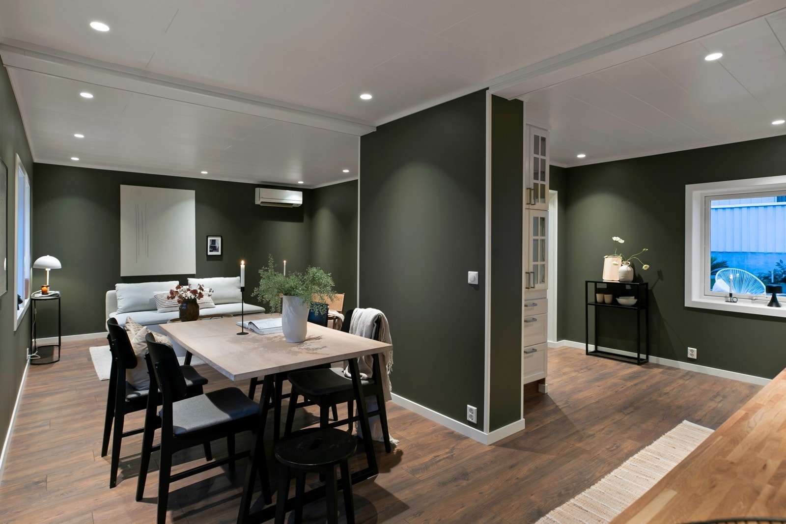 Fresh og tiltalende første etasje med entré, bad/vaskerom, trappegang, stue og kjøkken. Galleribilde