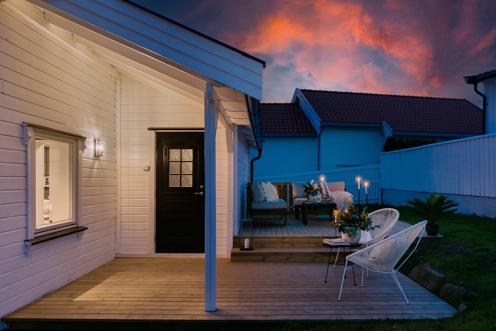 Lunt inngangsparti med overbygg. Galleribilde