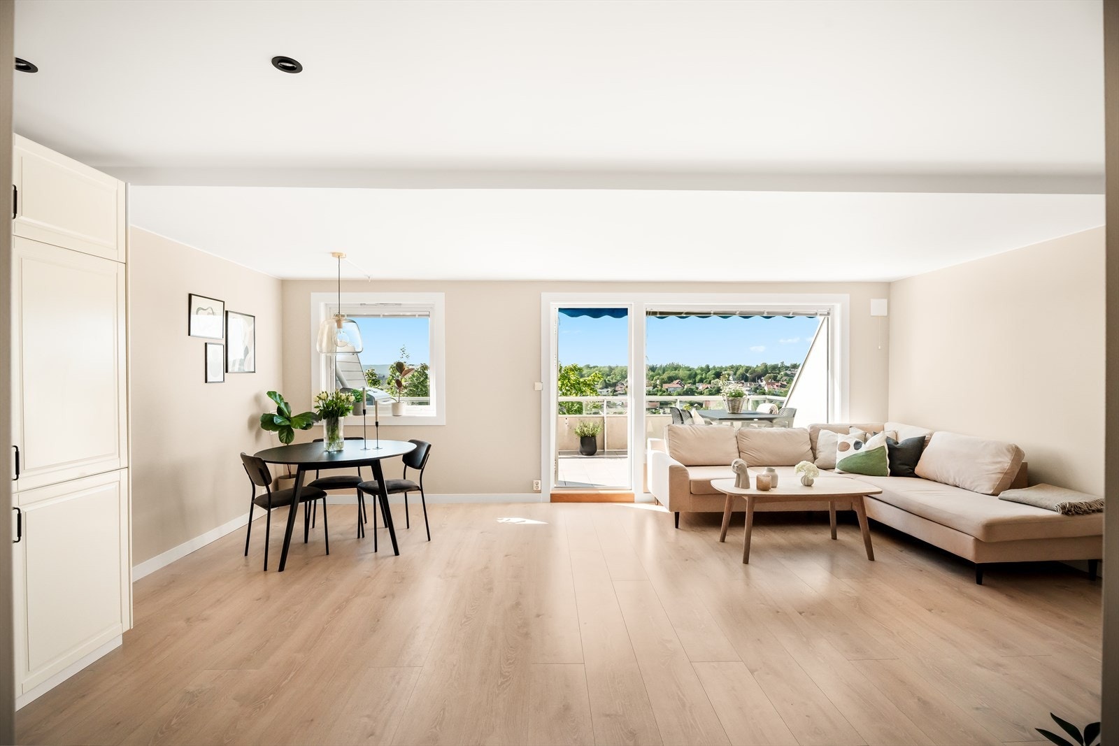 Stueområdet er åpent og romslig, med god plass til en stor sofagruppe, TV-seksjon og annet ønsket møblement. Galleribilde