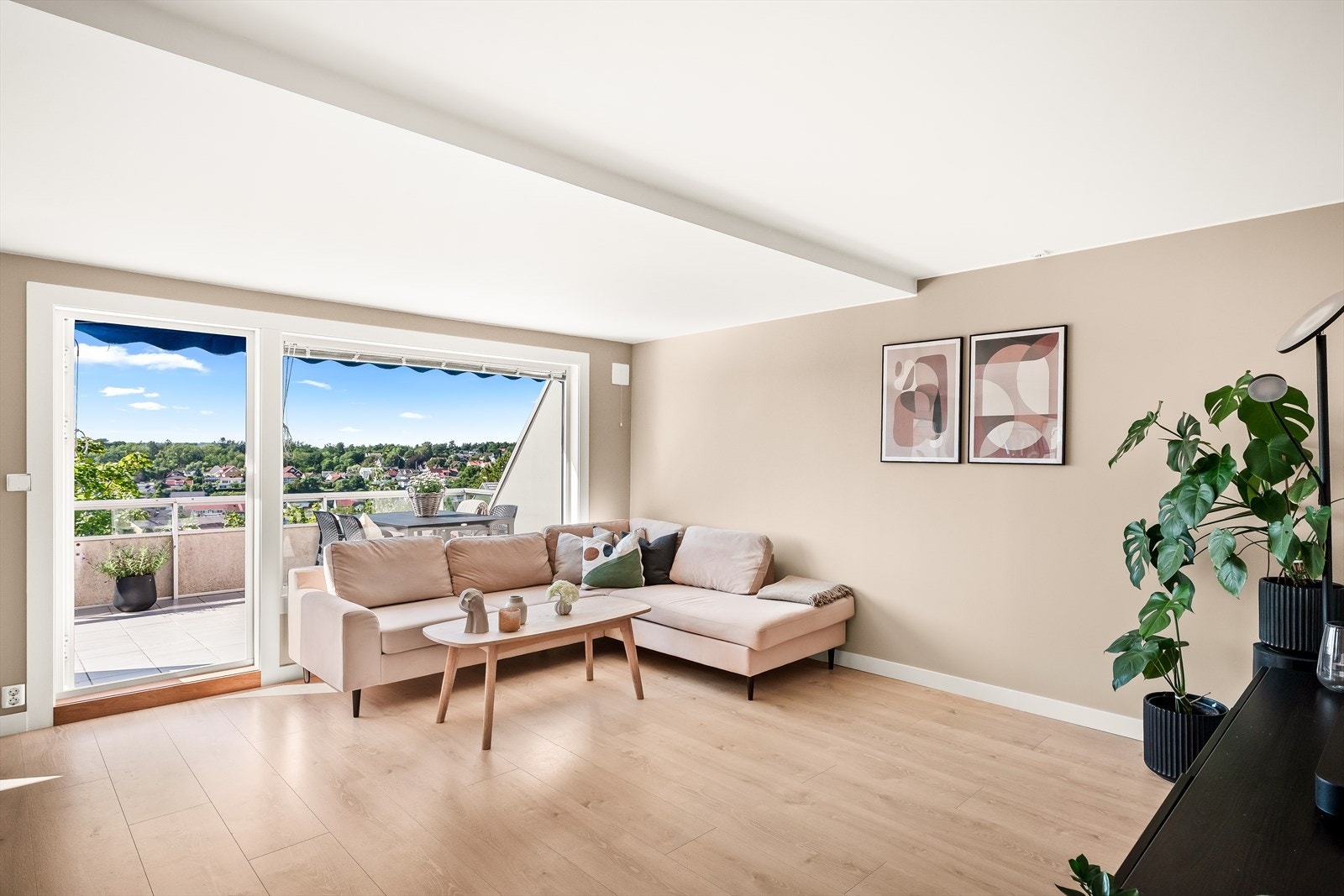 De store vinduene slipper inn rikelig med naturlig lys og gir en flott utsikt. Galleribilde