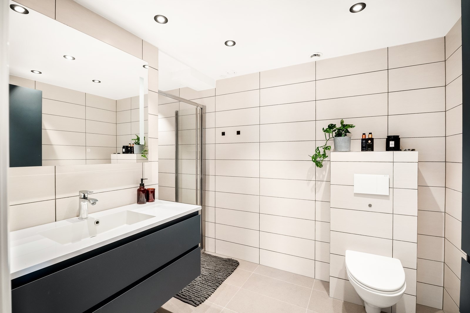 Badet ble oppgradert i 2015 og har flislagte overflater med behagelige varmekabler i gulvet. Galleribilde