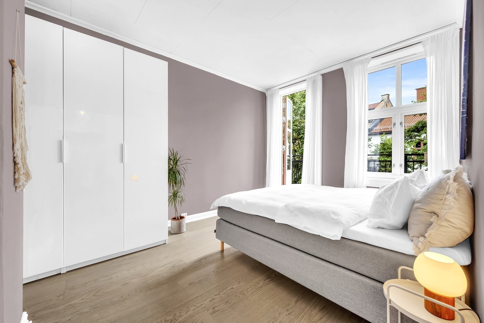 Leiligheten har et lunt og innbydende soverom av god størrelse Galleribilde