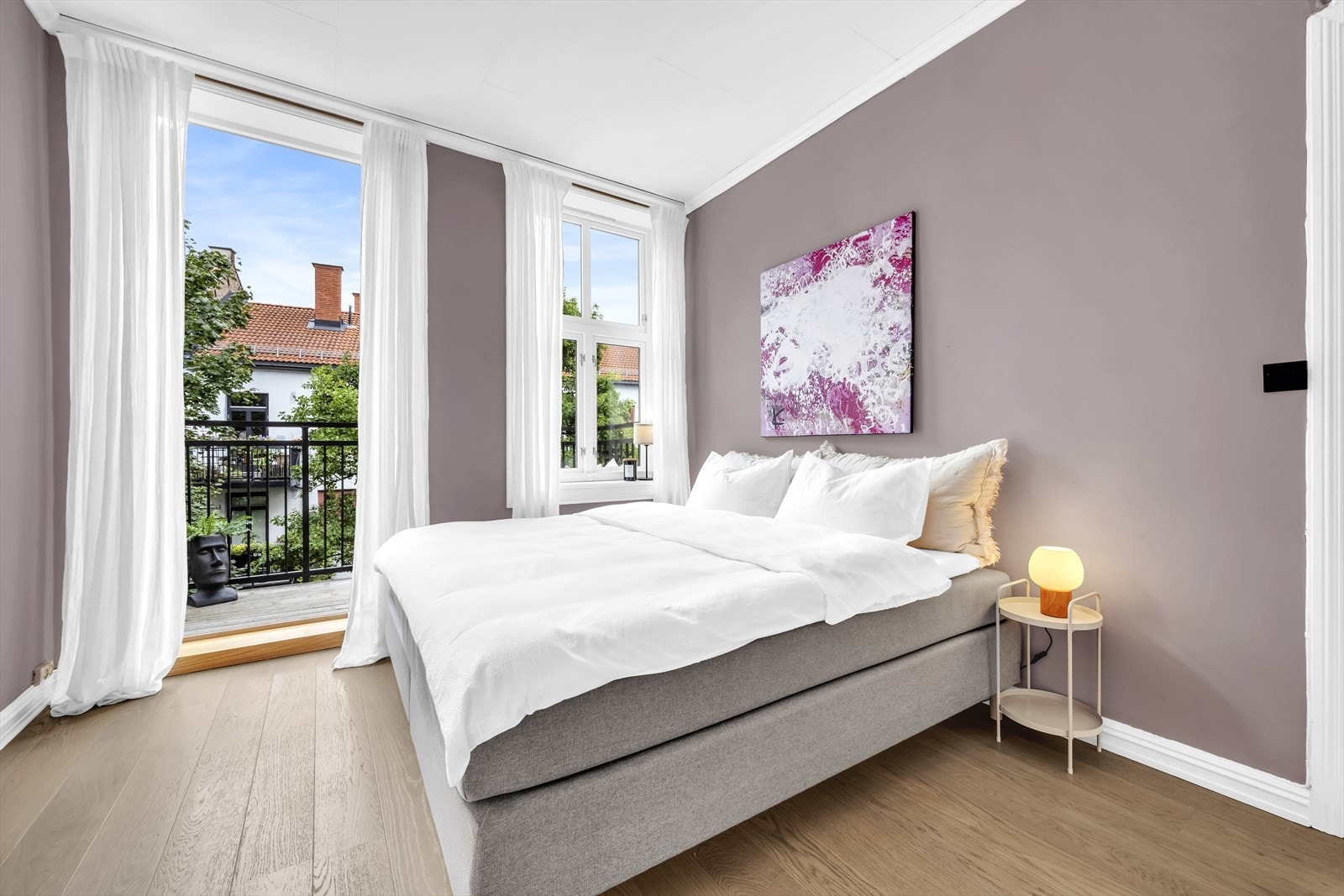 Fra soverommet er det utgang til en østvendt balkong på ca. 4 kvm. Galleribilde