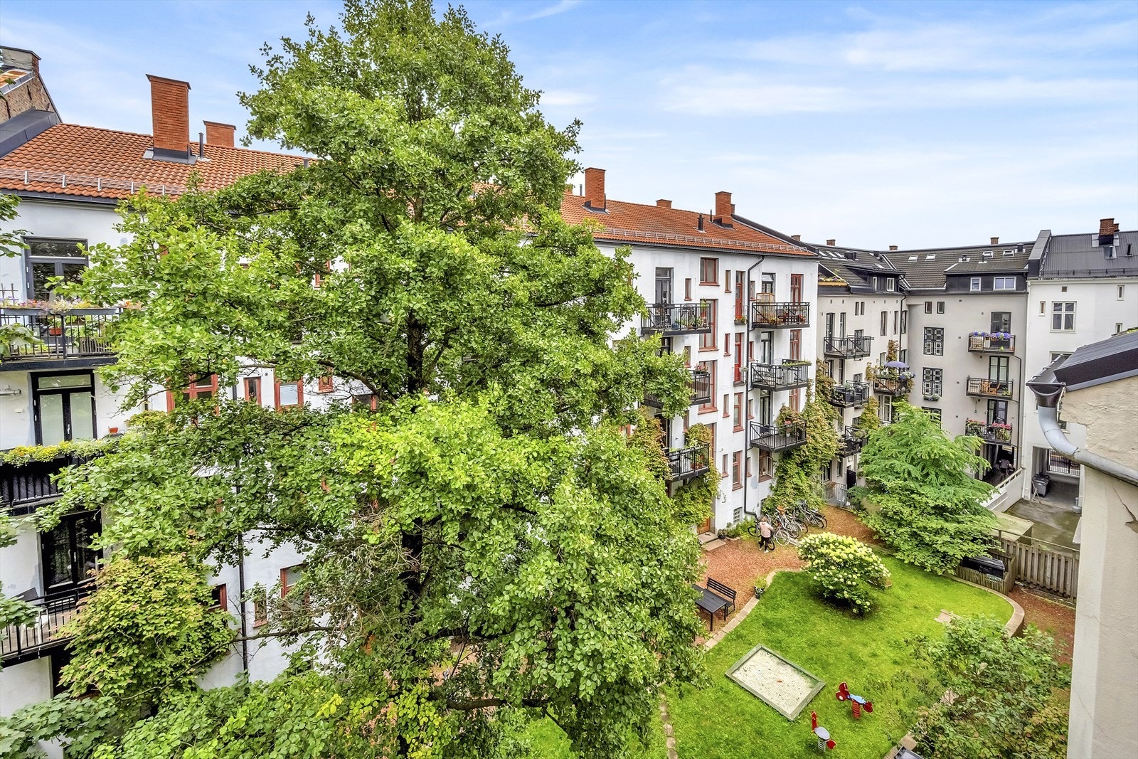 Soverommet og balkongen vender mot sameiets idylliske bakgård Galleribilde