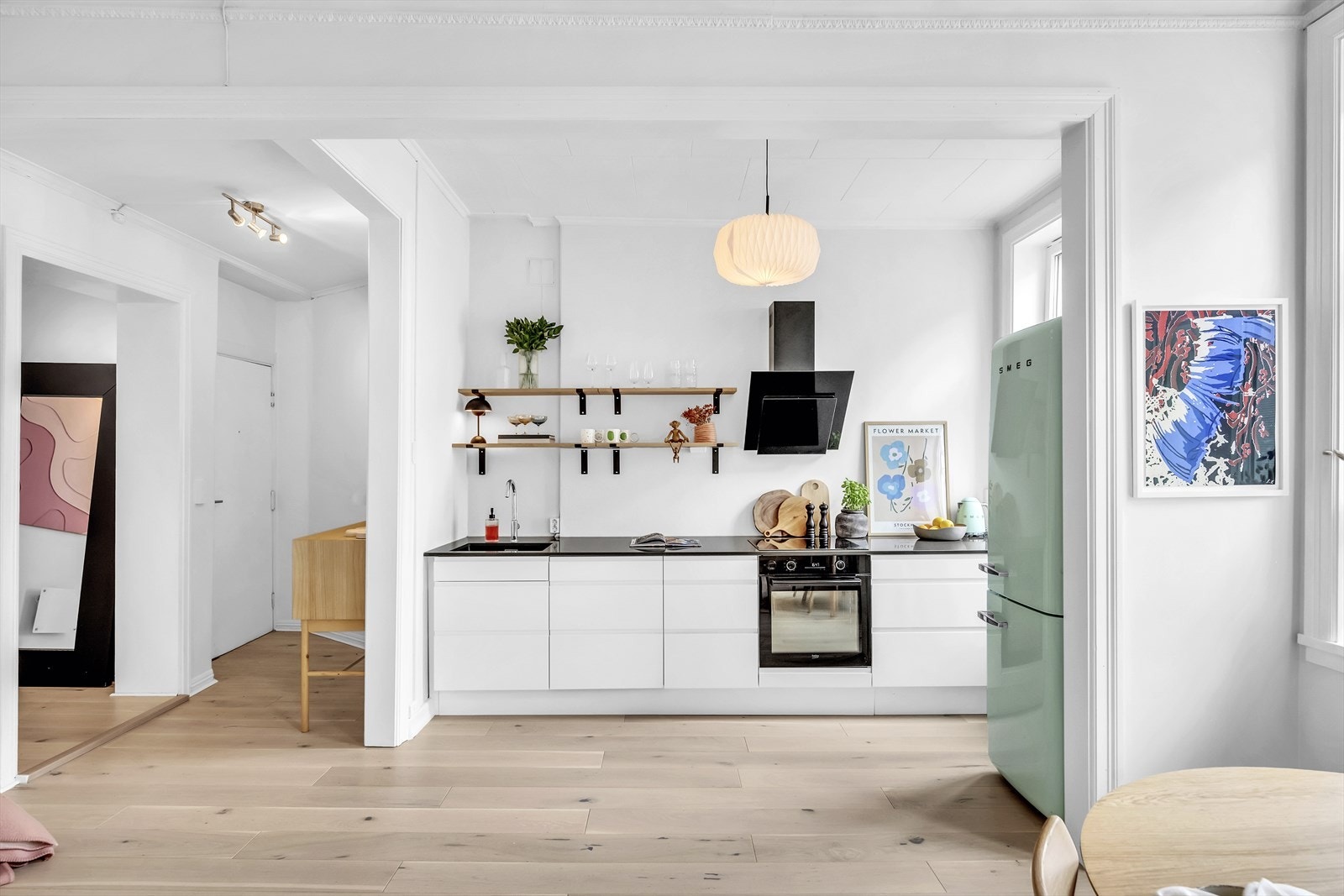 Nytt og moderne kjøkken fra Epoq med dyp benkeplate i stein og vinskap Galleribilde