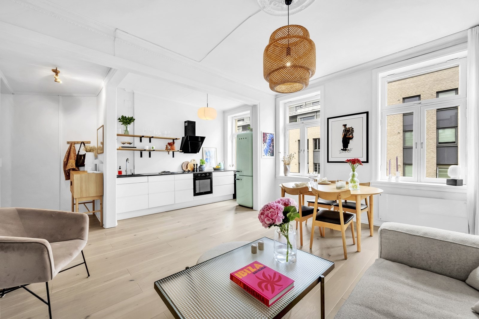 Leiligheten har en herlig stue med flotte, klassiske detaljer med nydelig rosett og stukkatur Galleribilde