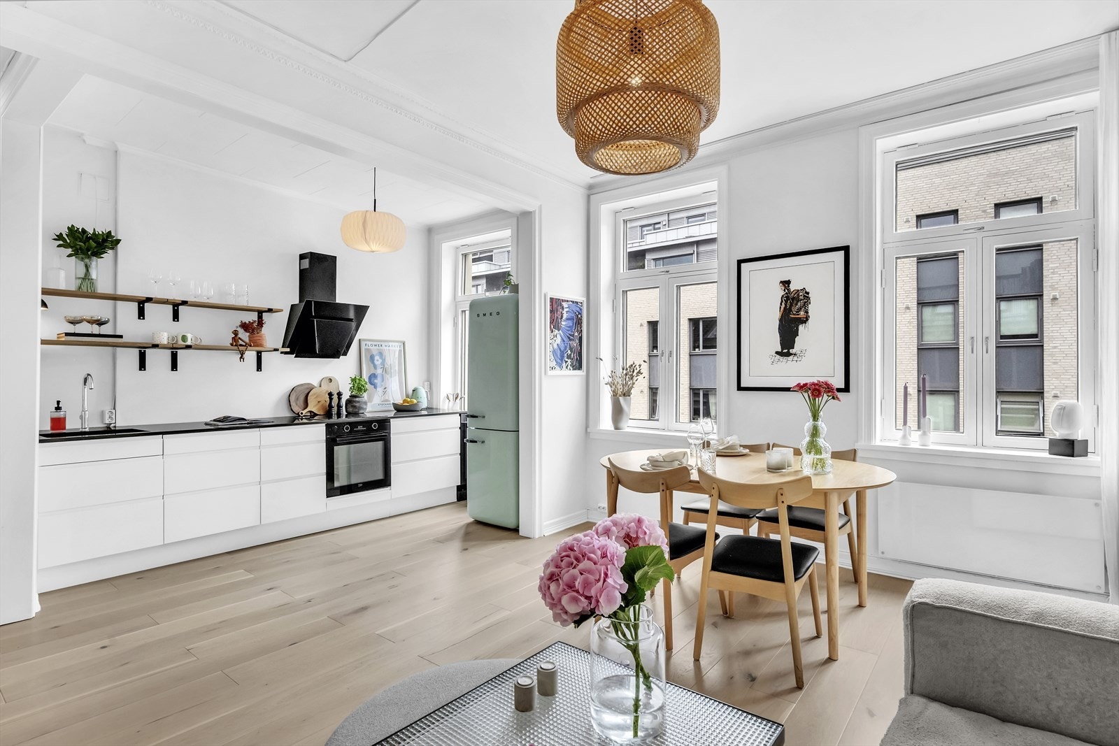 I stuen er det god plass til sofagruppe med tilhørende sofabord og tv-møblement Galleribilde