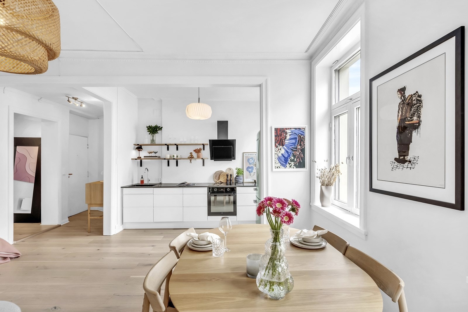 De store vindusflatene, den gode takhøyde på 2,91m og lyse overflatene gir en luftig og svært god romfølelse Galleribilde